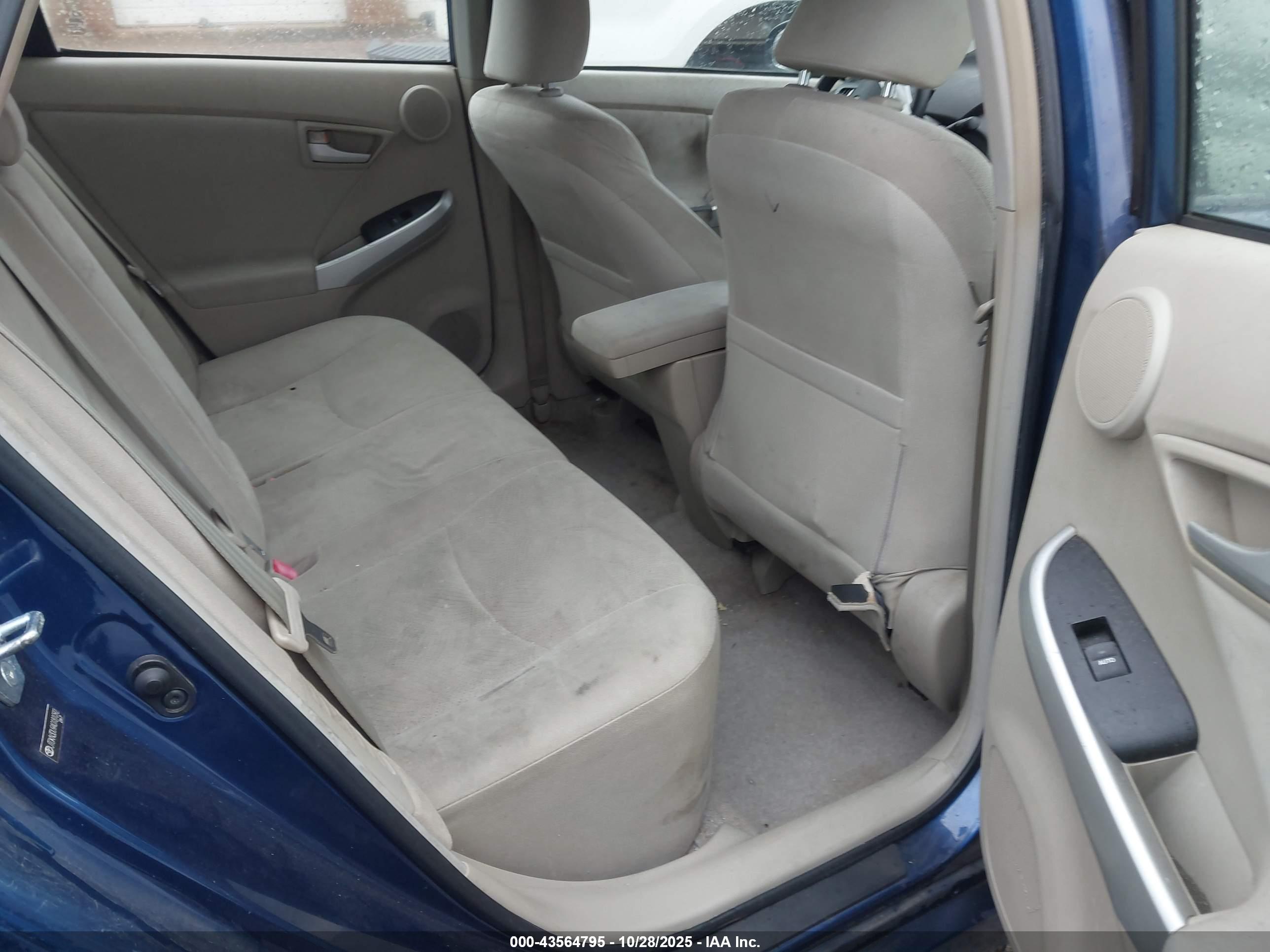 TOYOTA PRIUS image 8