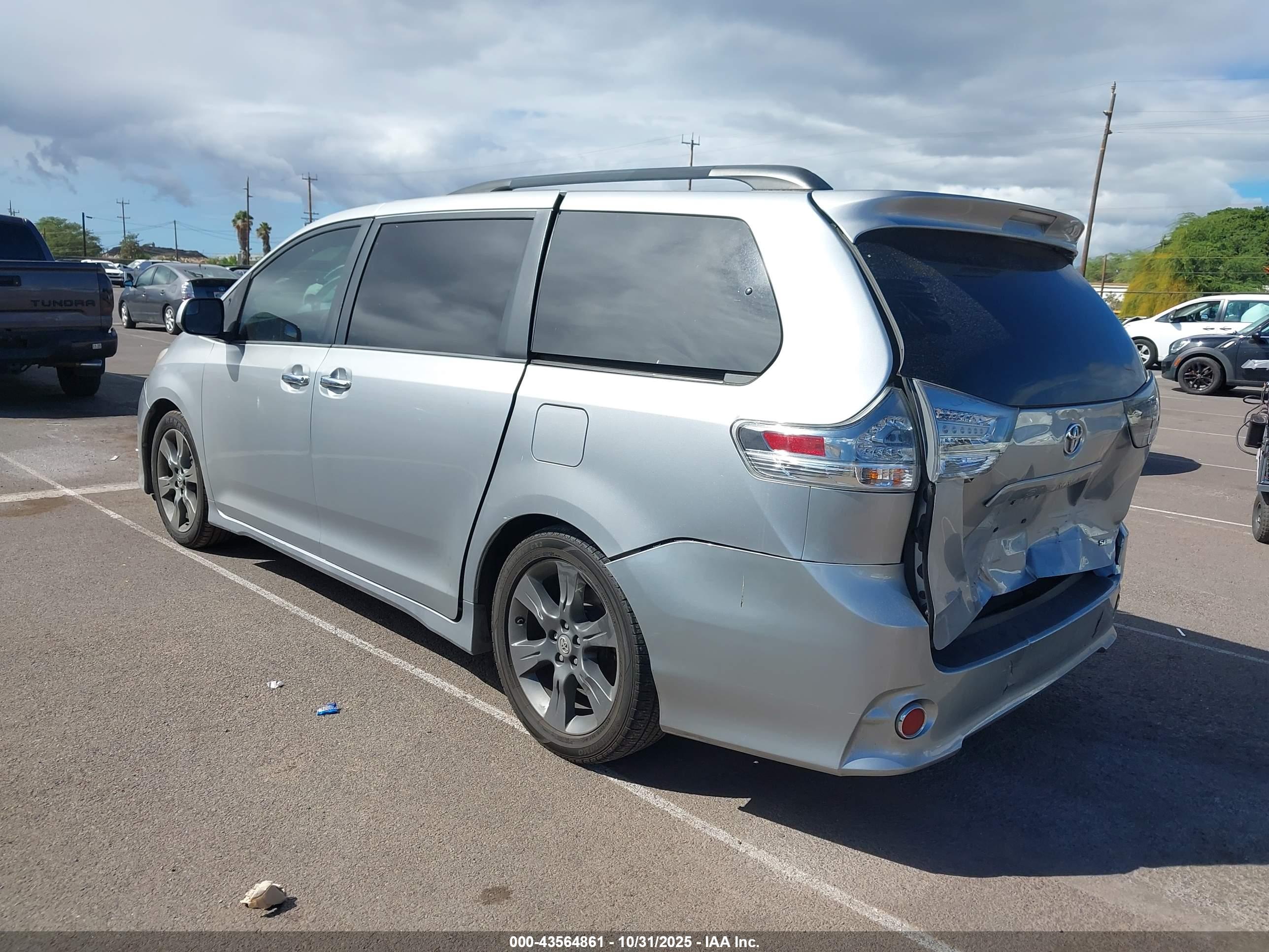 TOYOTA SIENNA image 3