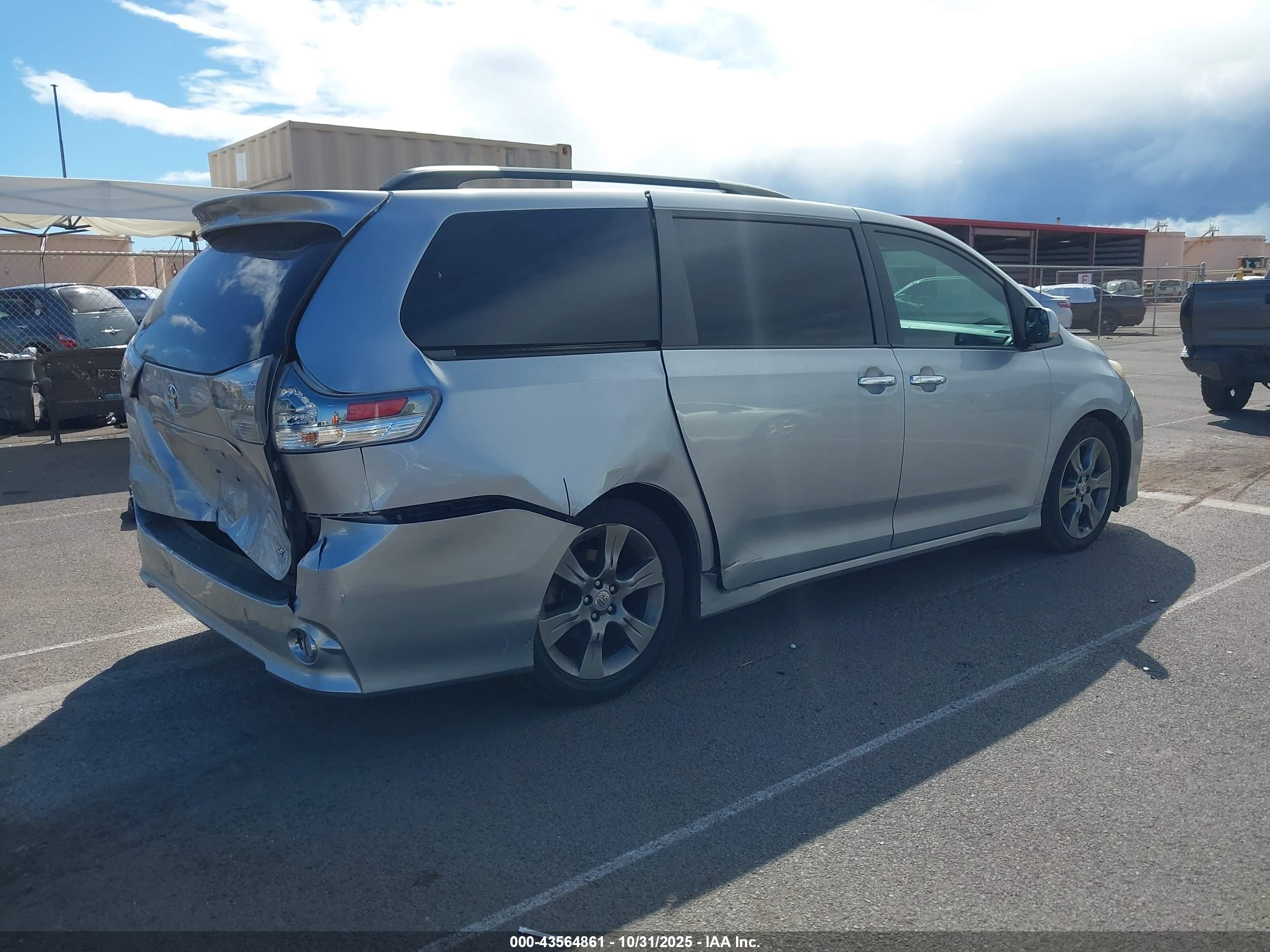 TOYOTA SIENNA image 4