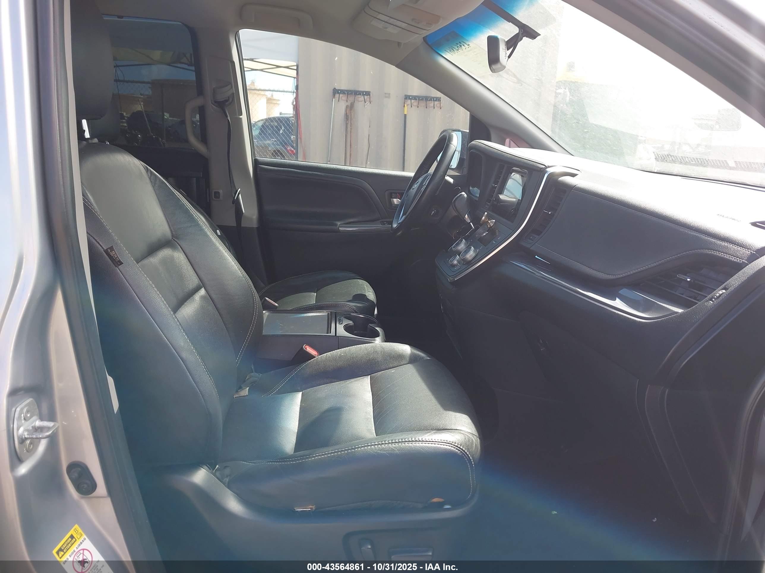 TOYOTA SIENNA image 5
