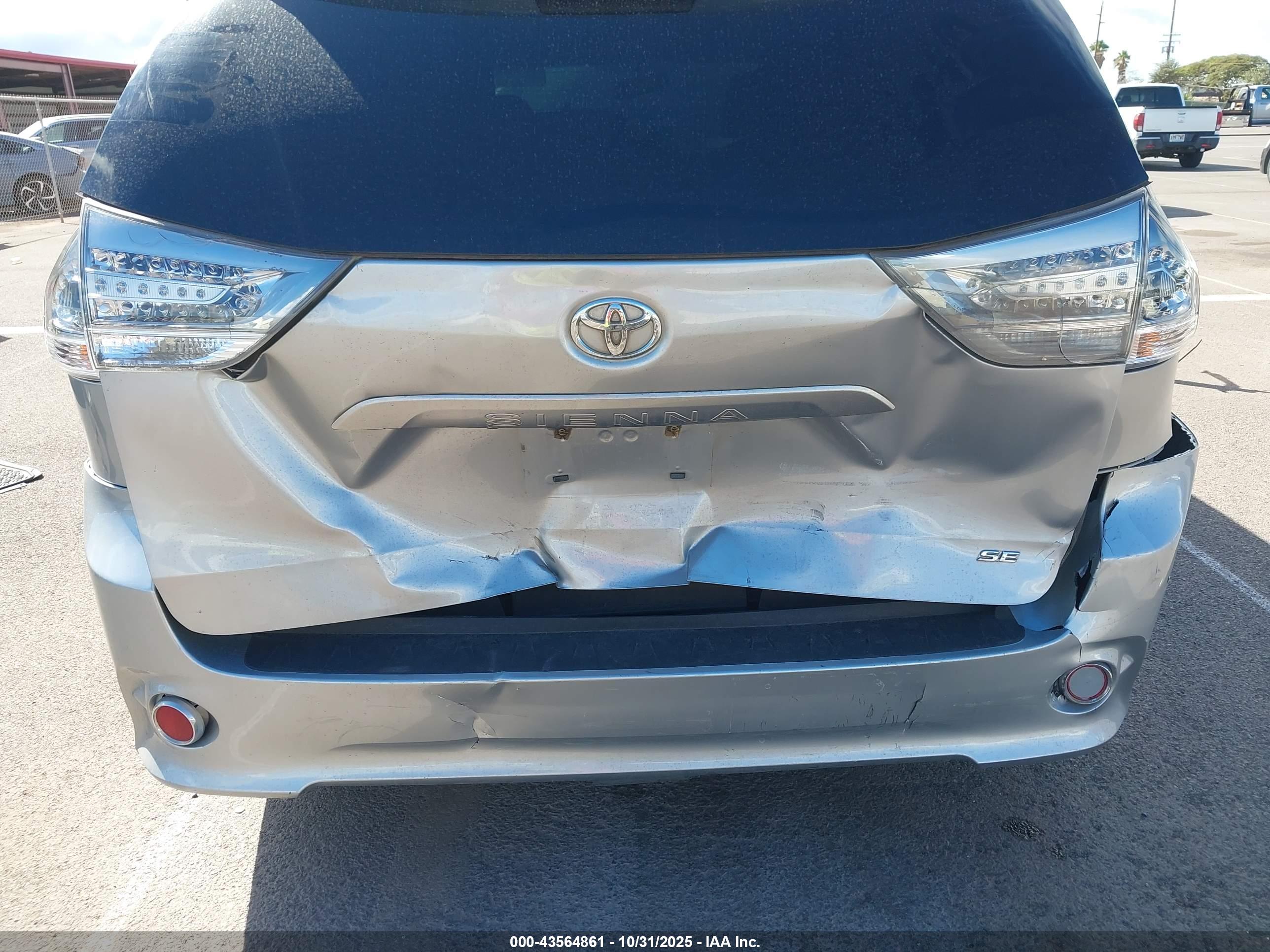TOYOTA SIENNA image 6