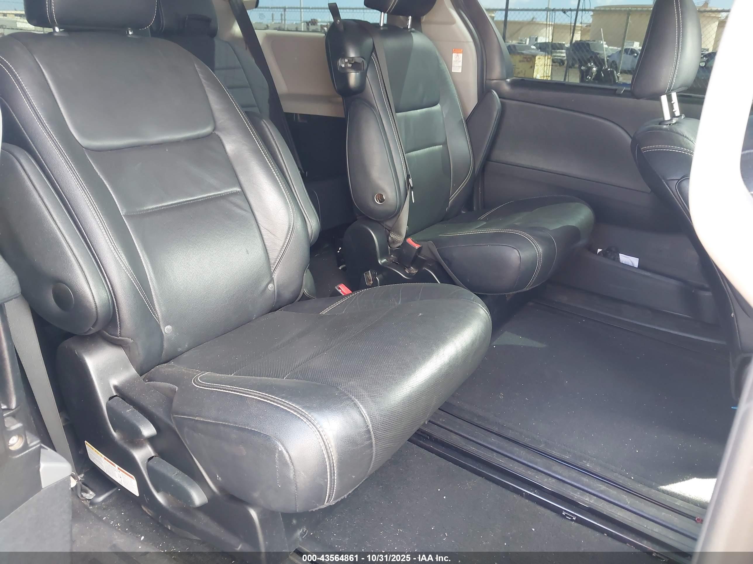TOYOTA SIENNA image 8