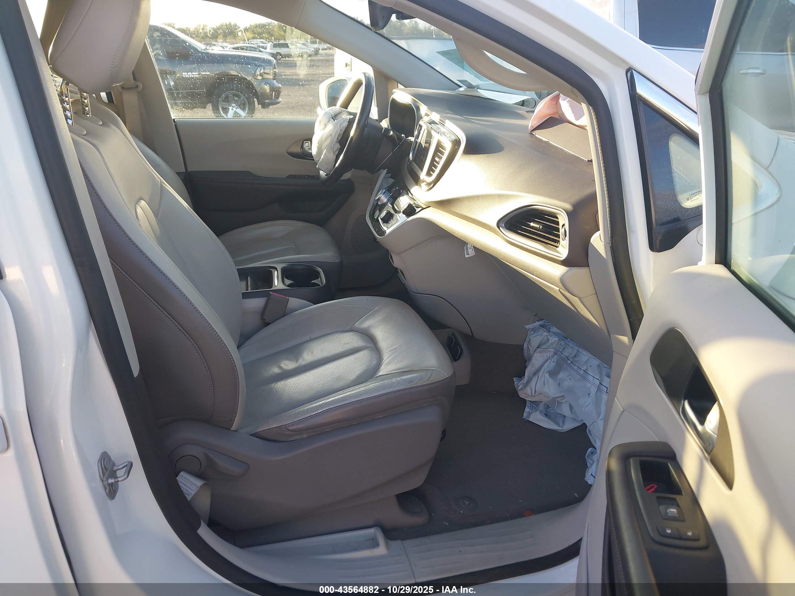 CHRYSLER PACIFICA image 5