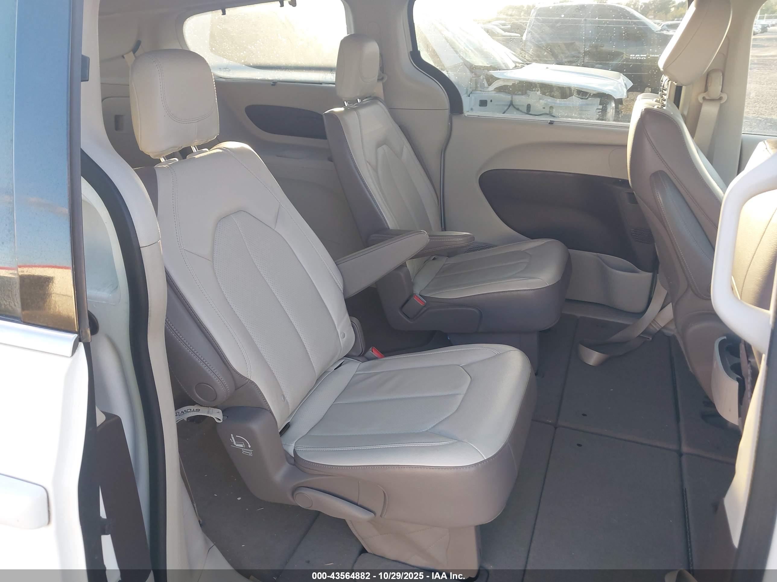 CHRYSLER PACIFICA image 8