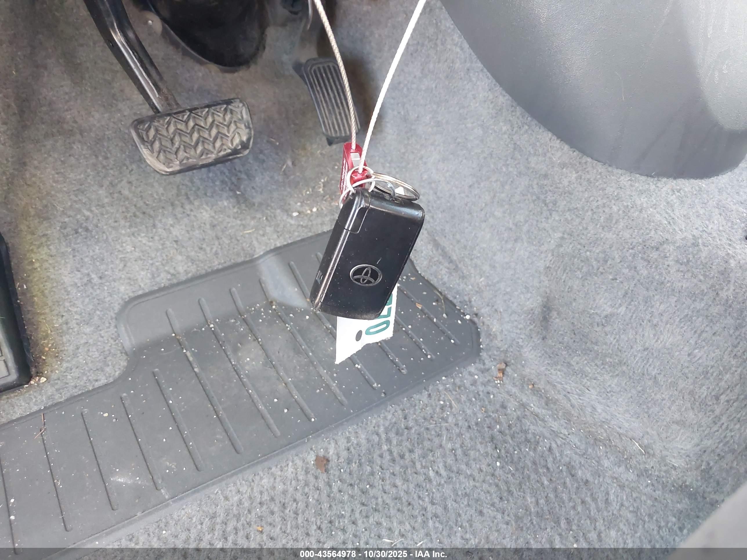 TOYOTA PRIUS image 11