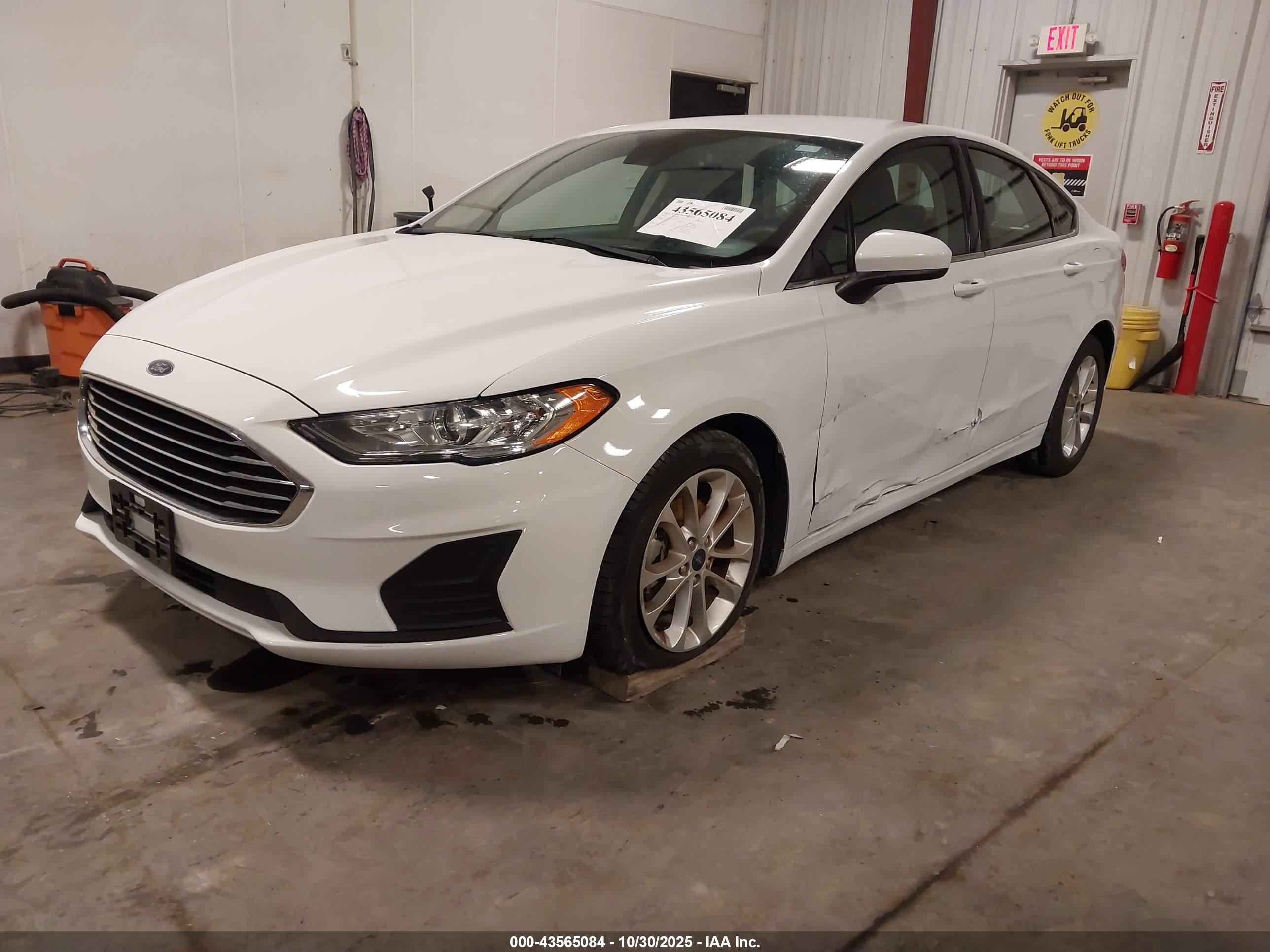 FORD FUSION image 2