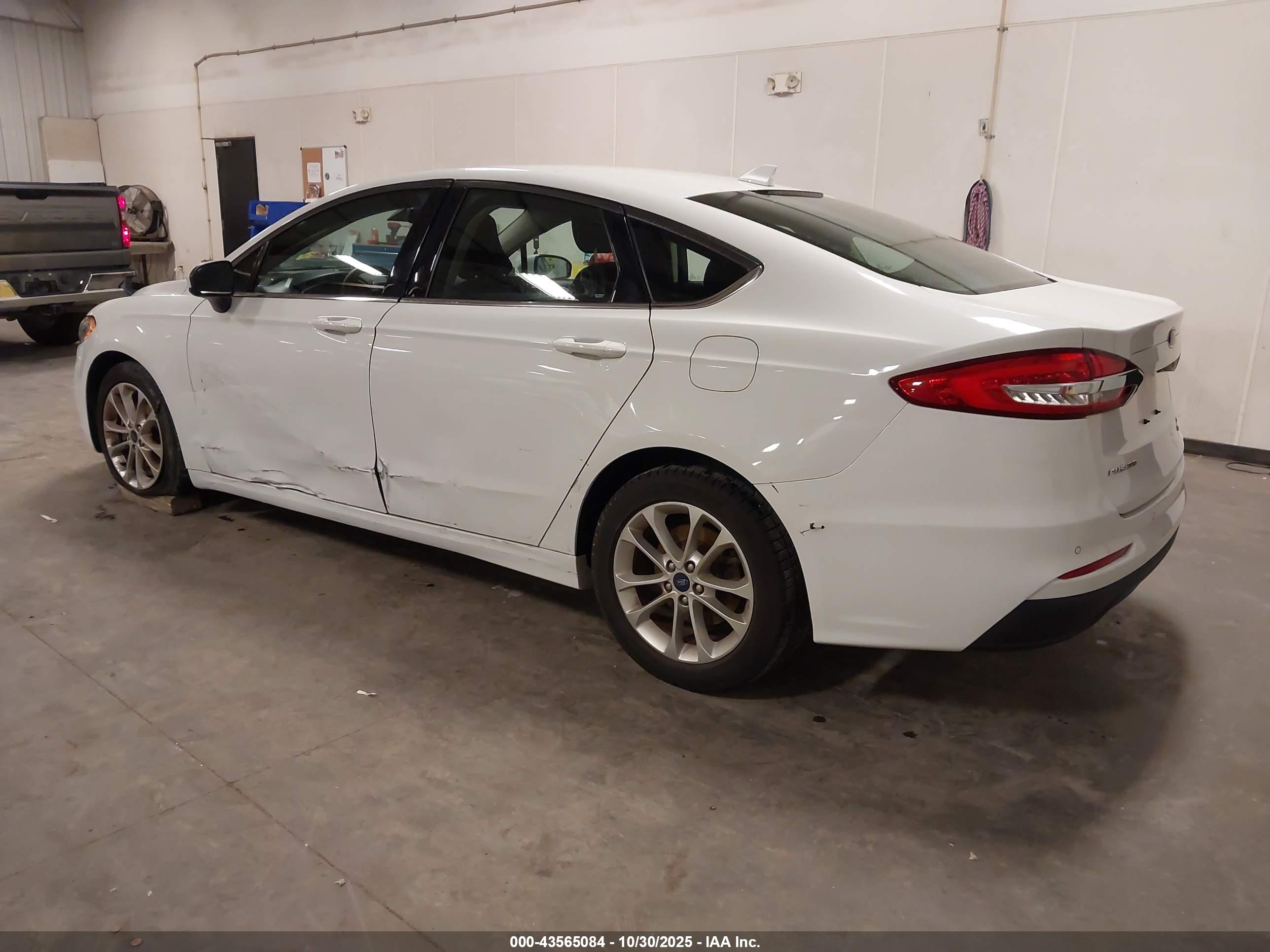 FORD FUSION image 3