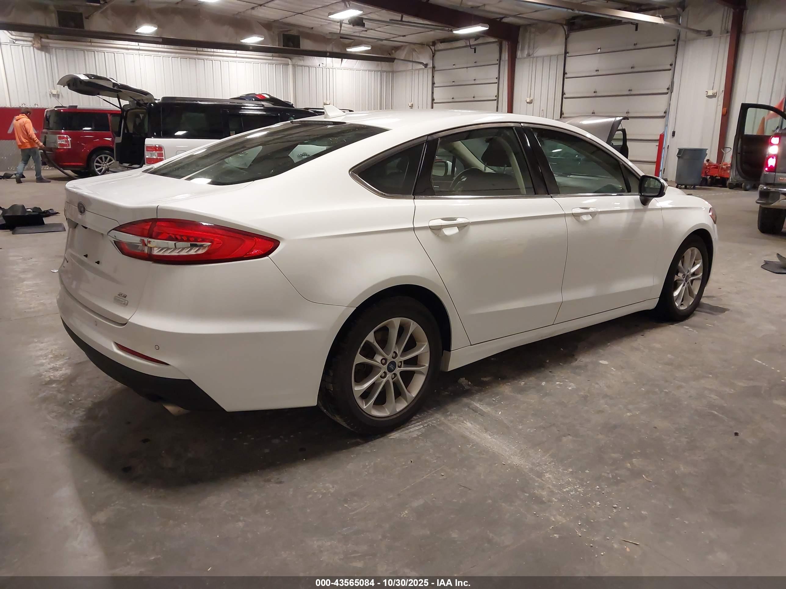 FORD FUSION image 4