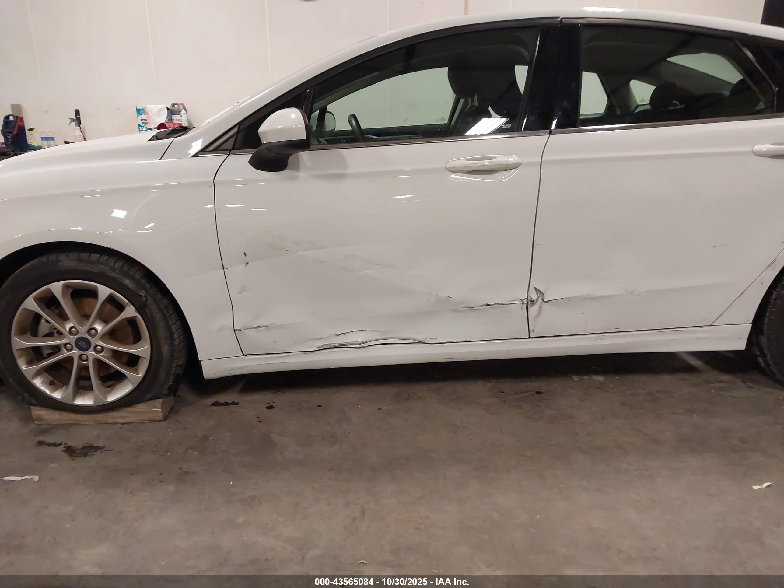FORD FUSION image 6