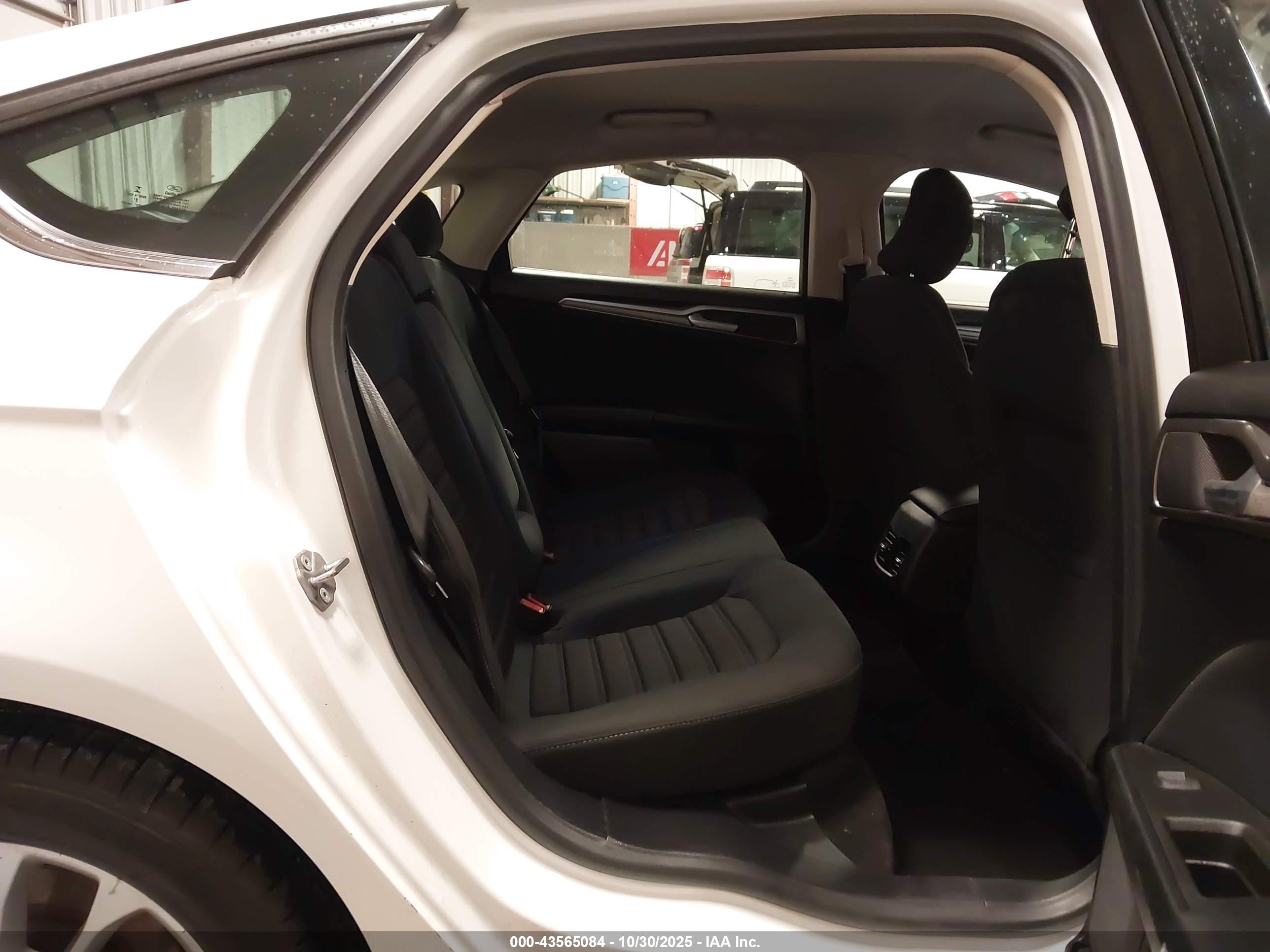 FORD FUSION image 8