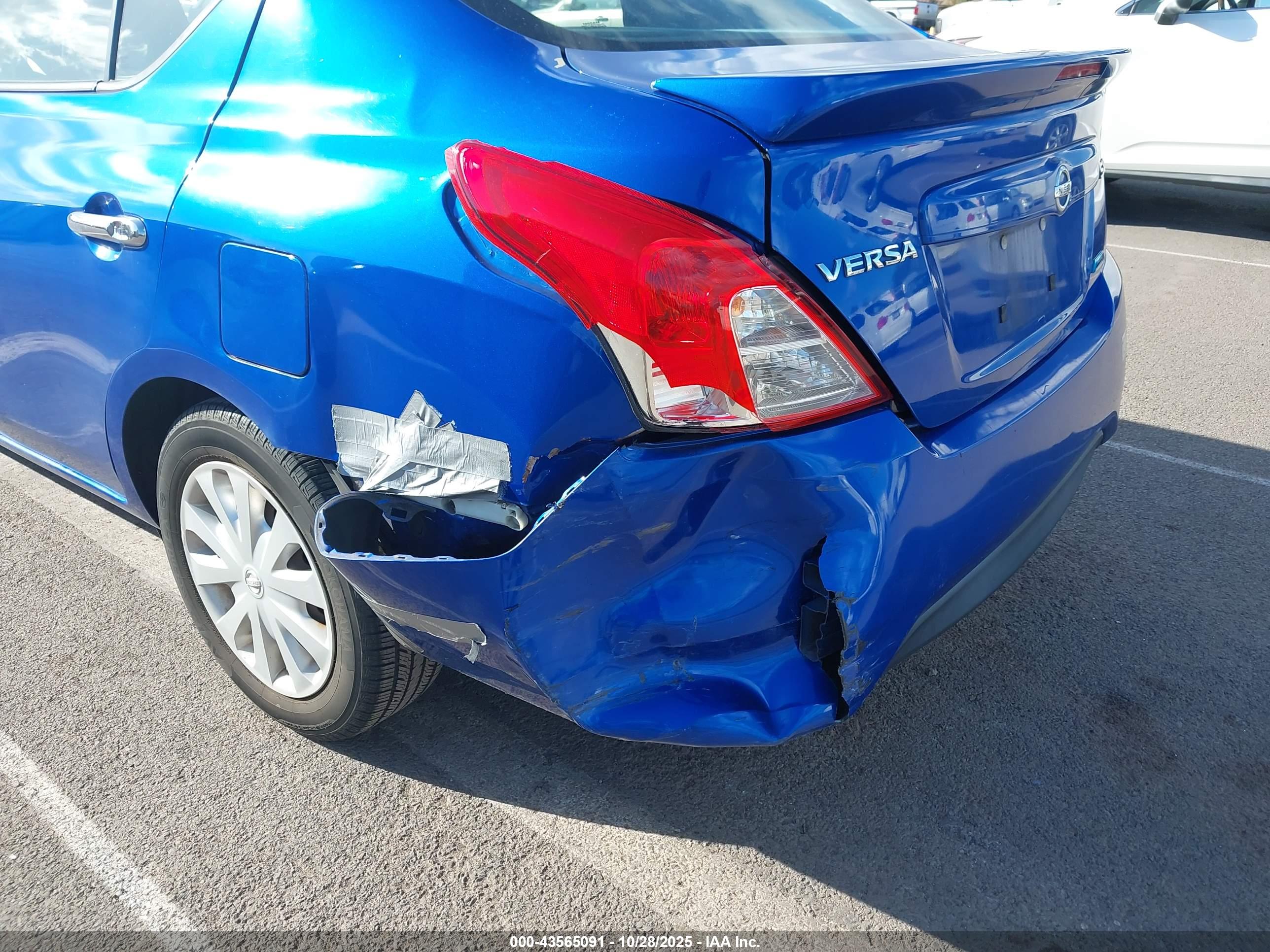 NISSAN VERSA image 6