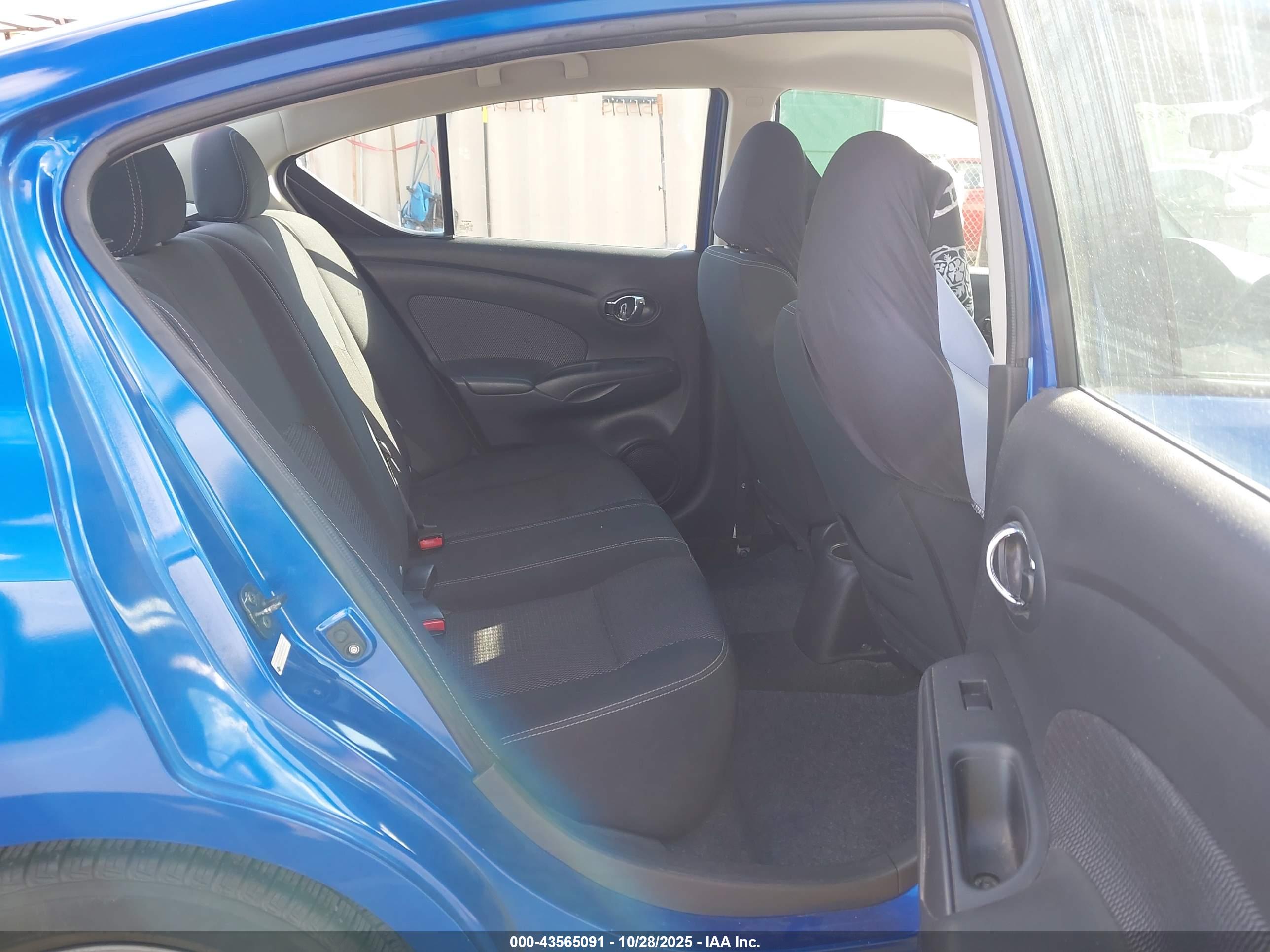 NISSAN VERSA image 8
