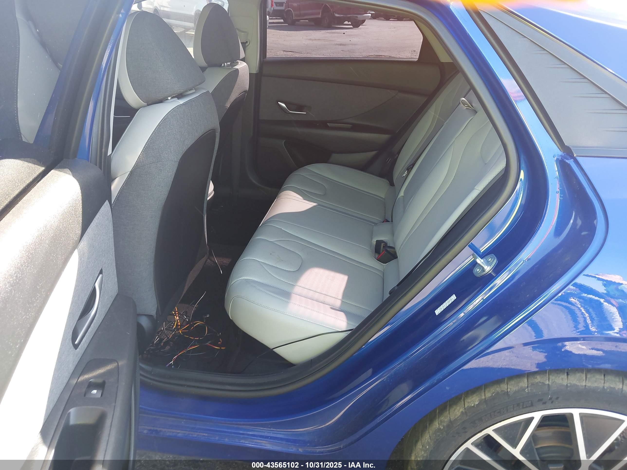HYUNDAI ELANTRA image 8