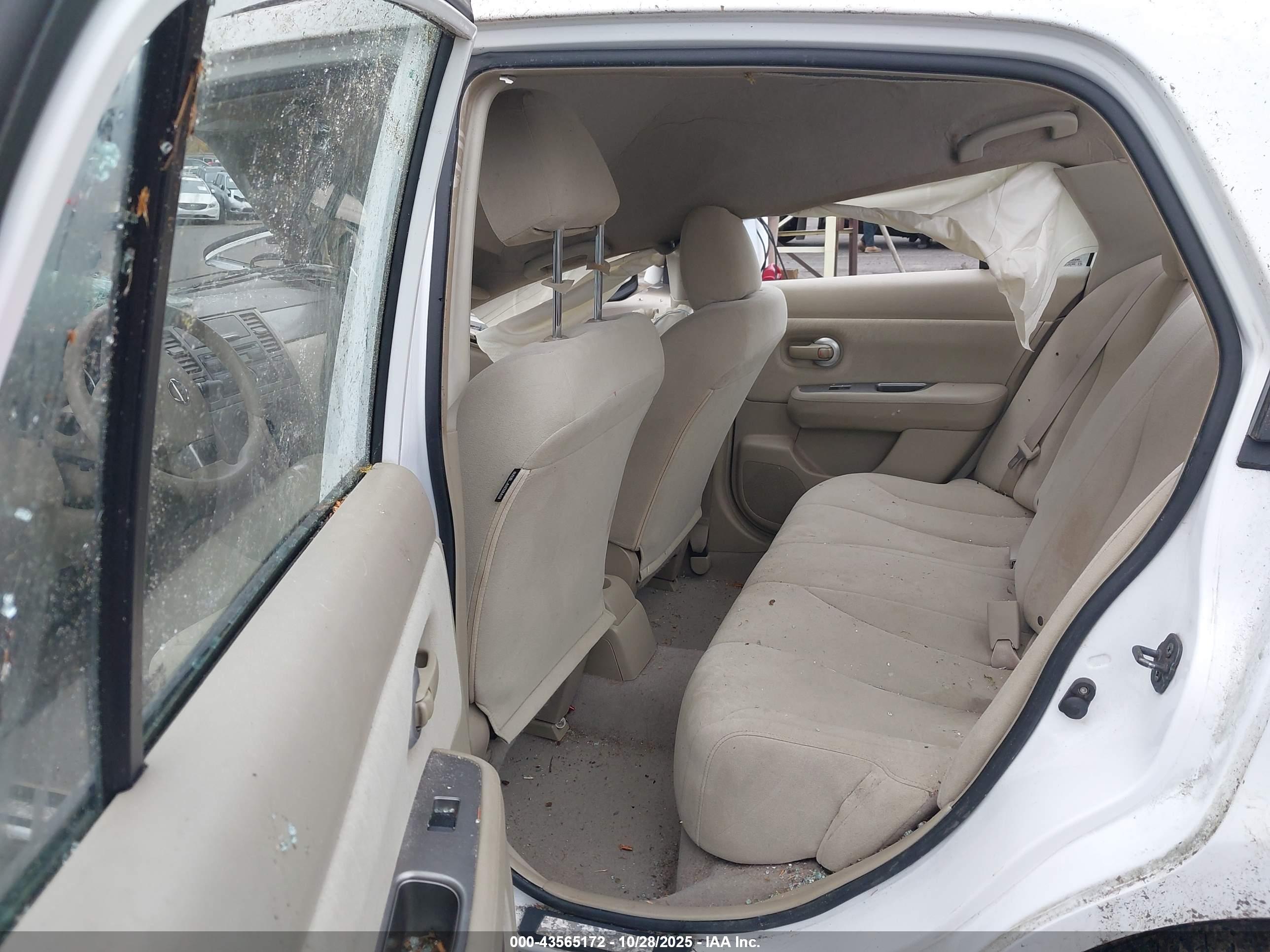 NISSAN VERSA image 8