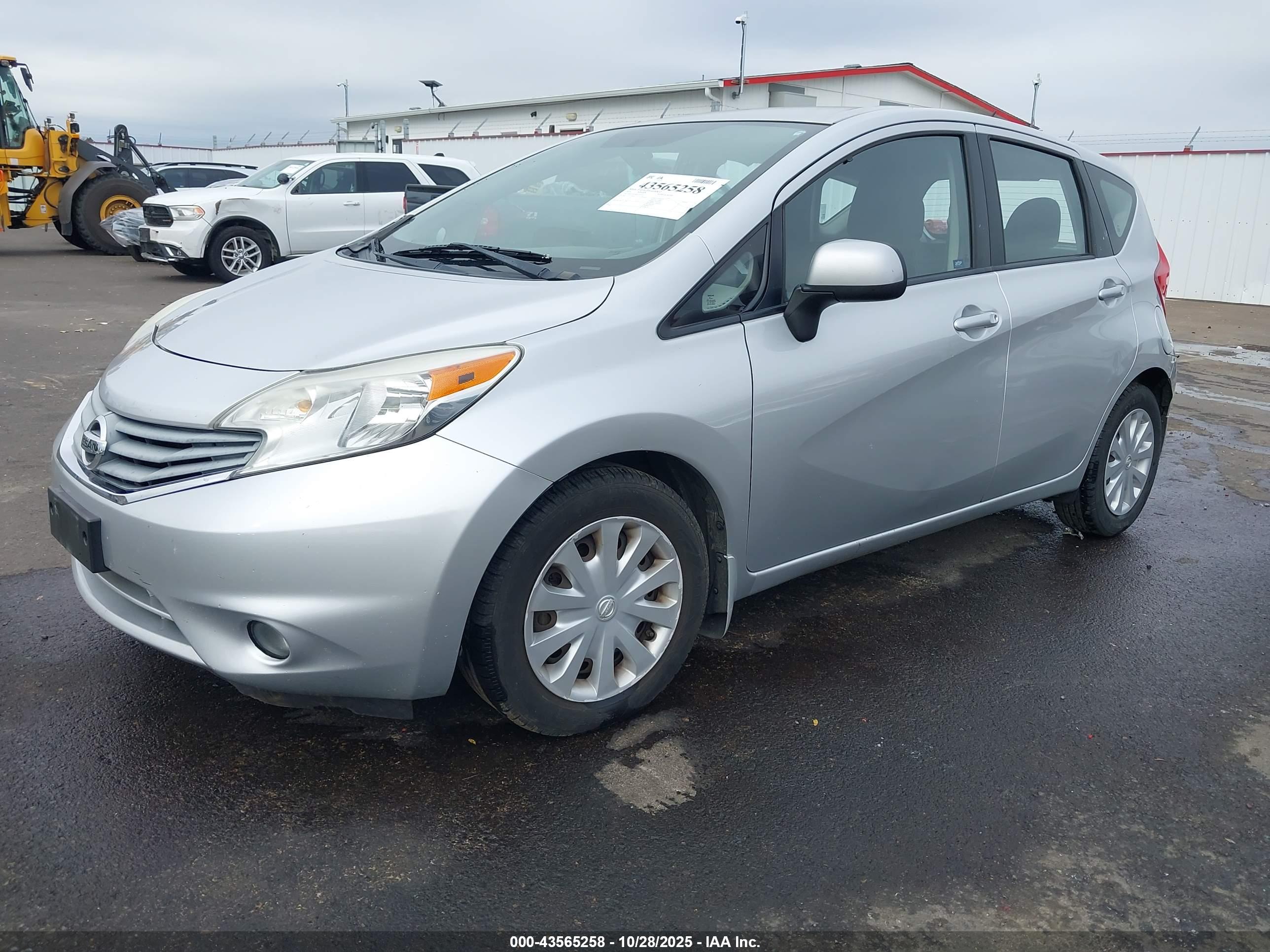 NISSAN VERSA image 2
