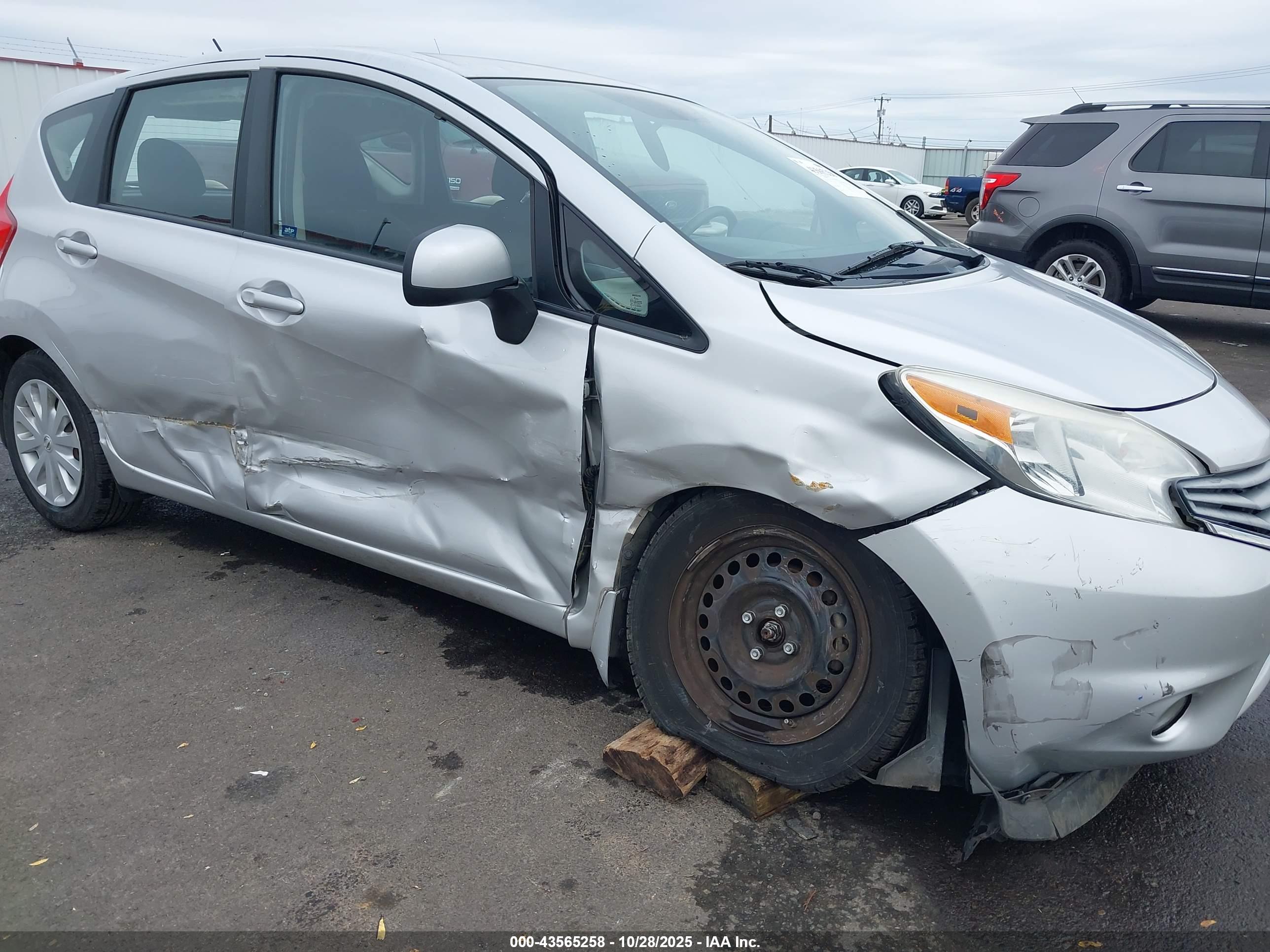 NISSAN VERSA image 6