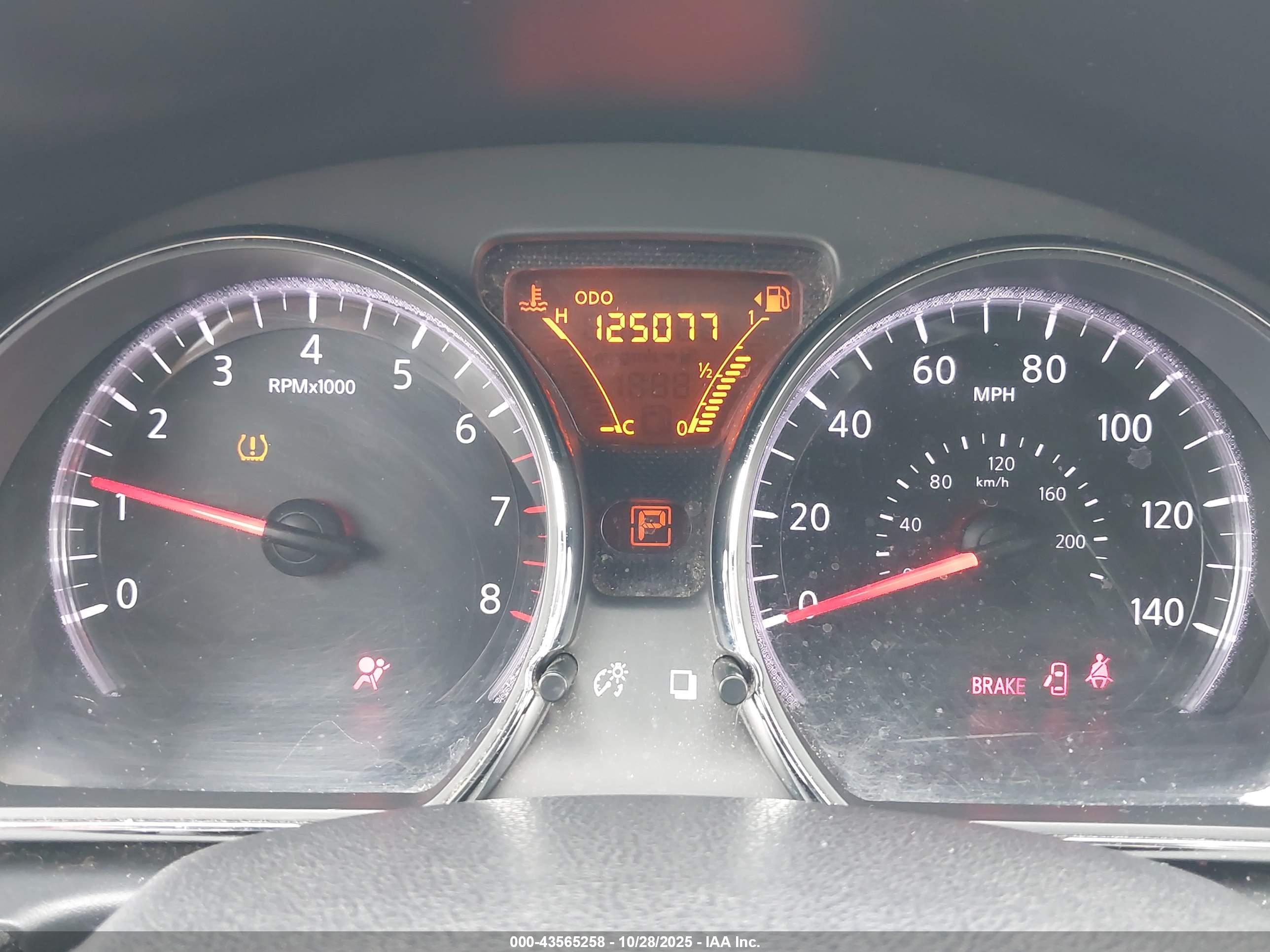 NISSAN VERSA image 7