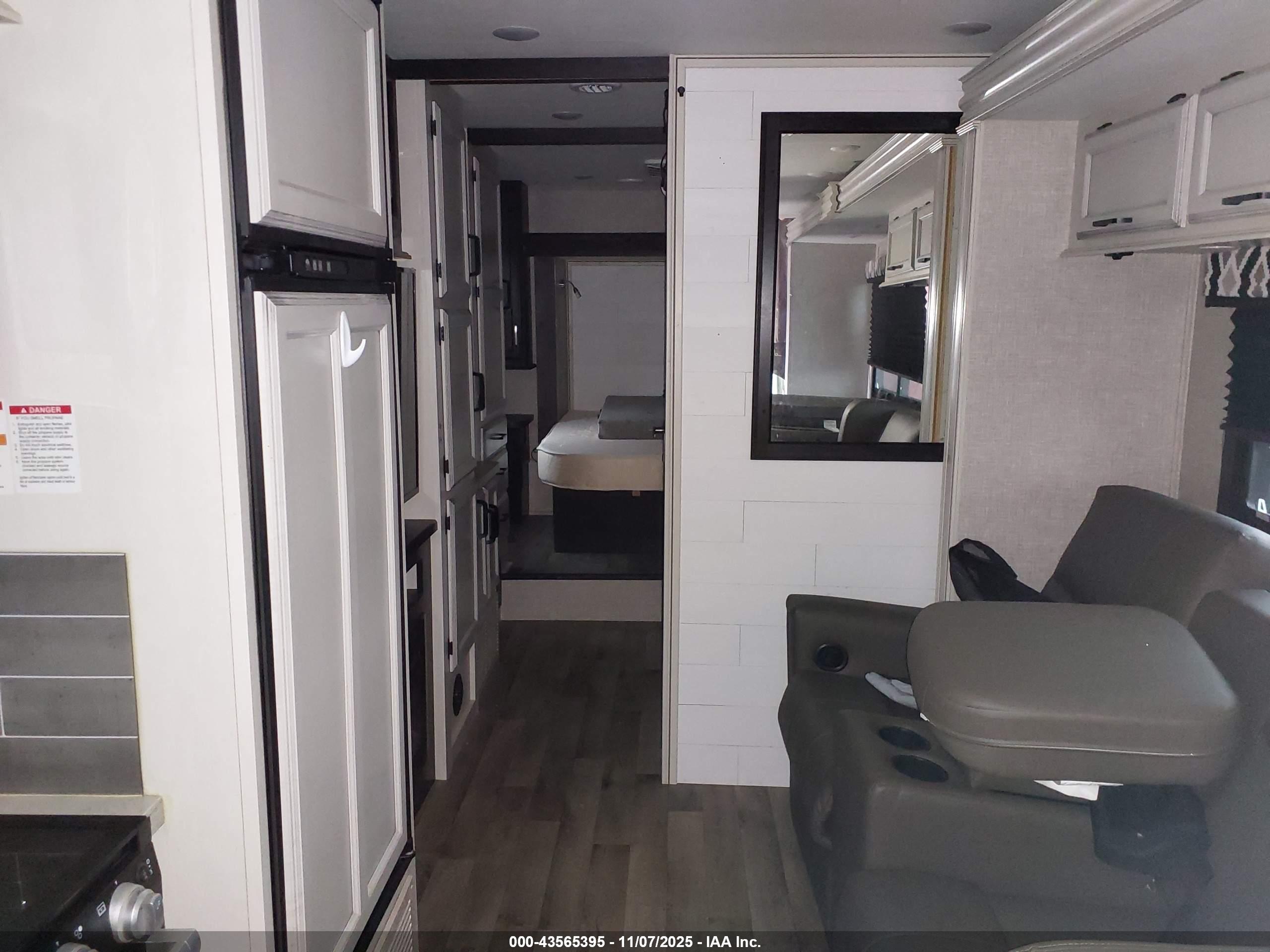 FORD E-450 image 8