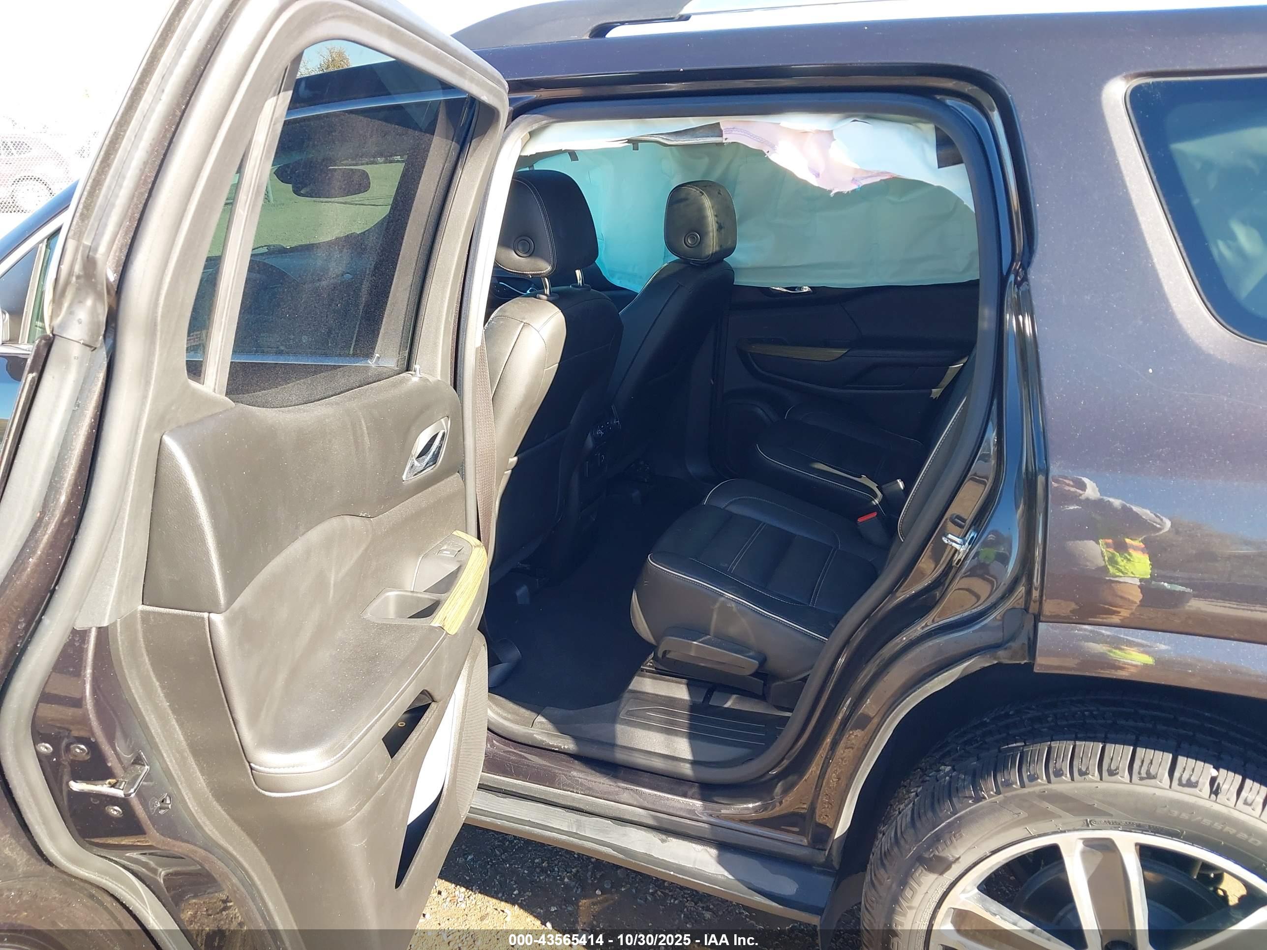 GMC ACADIA image 8