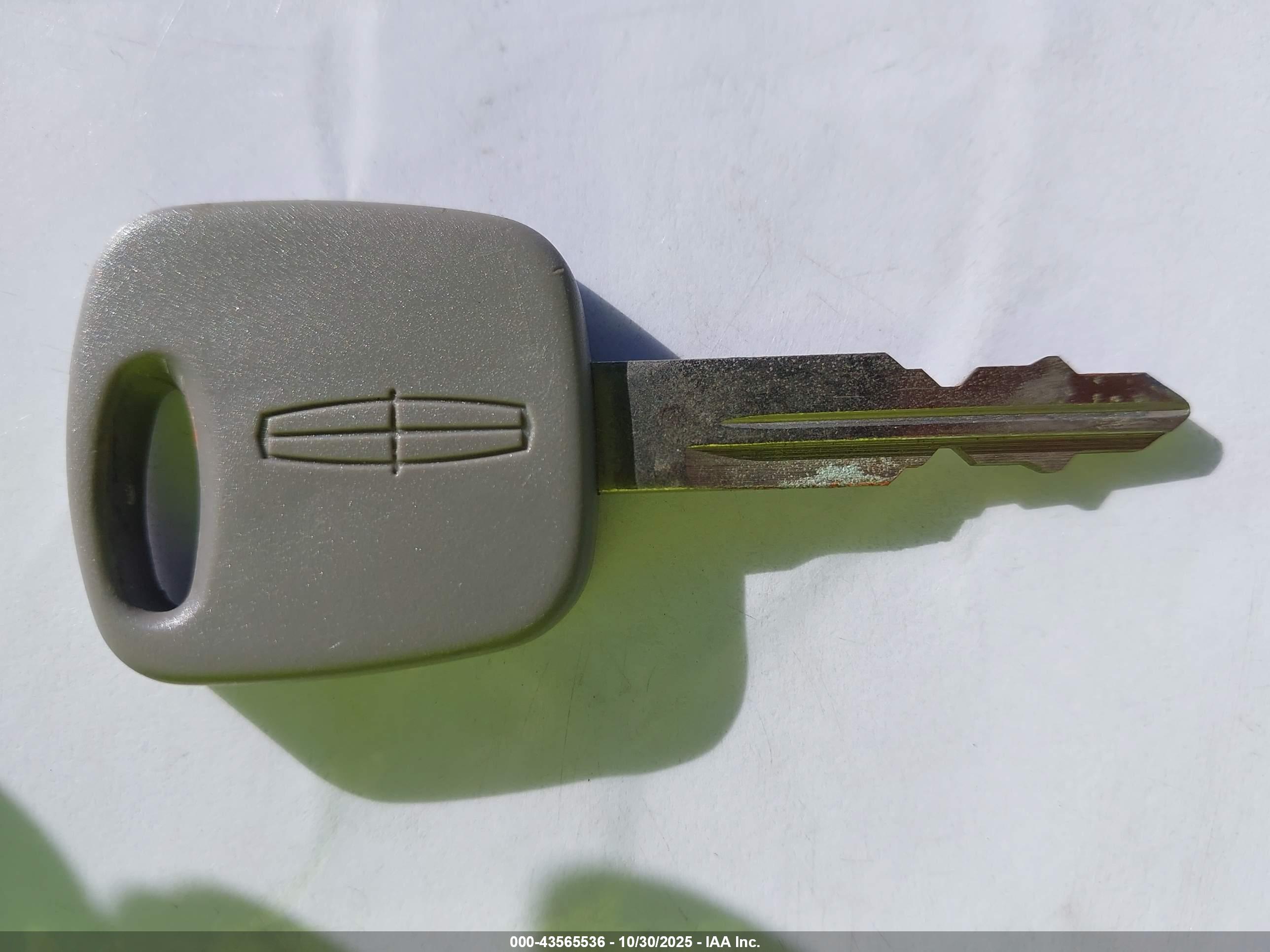 LINCOLN TOWN image 11