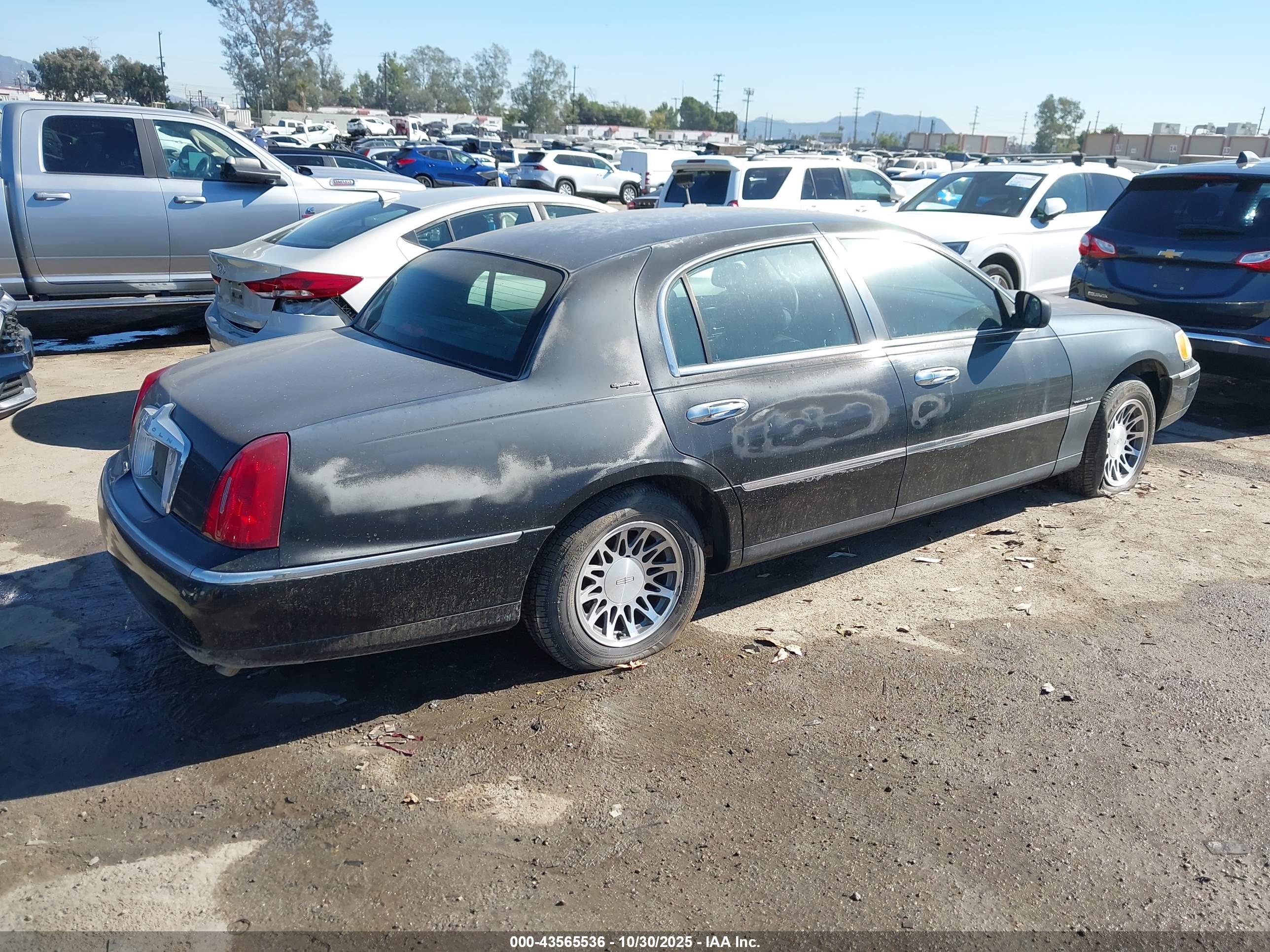 LINCOLN TOWN image 4