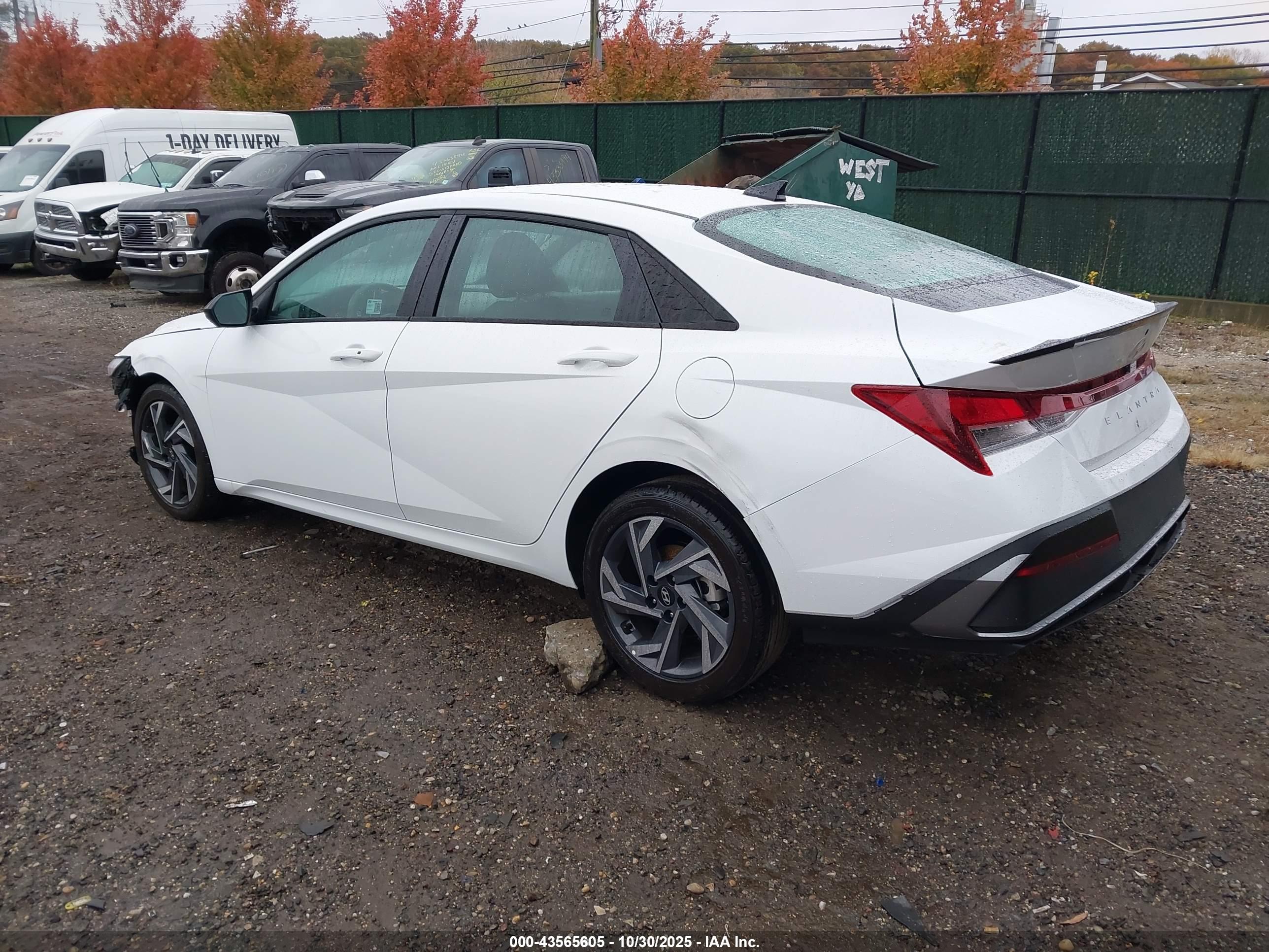 HYUNDAI ELANTRA image 3