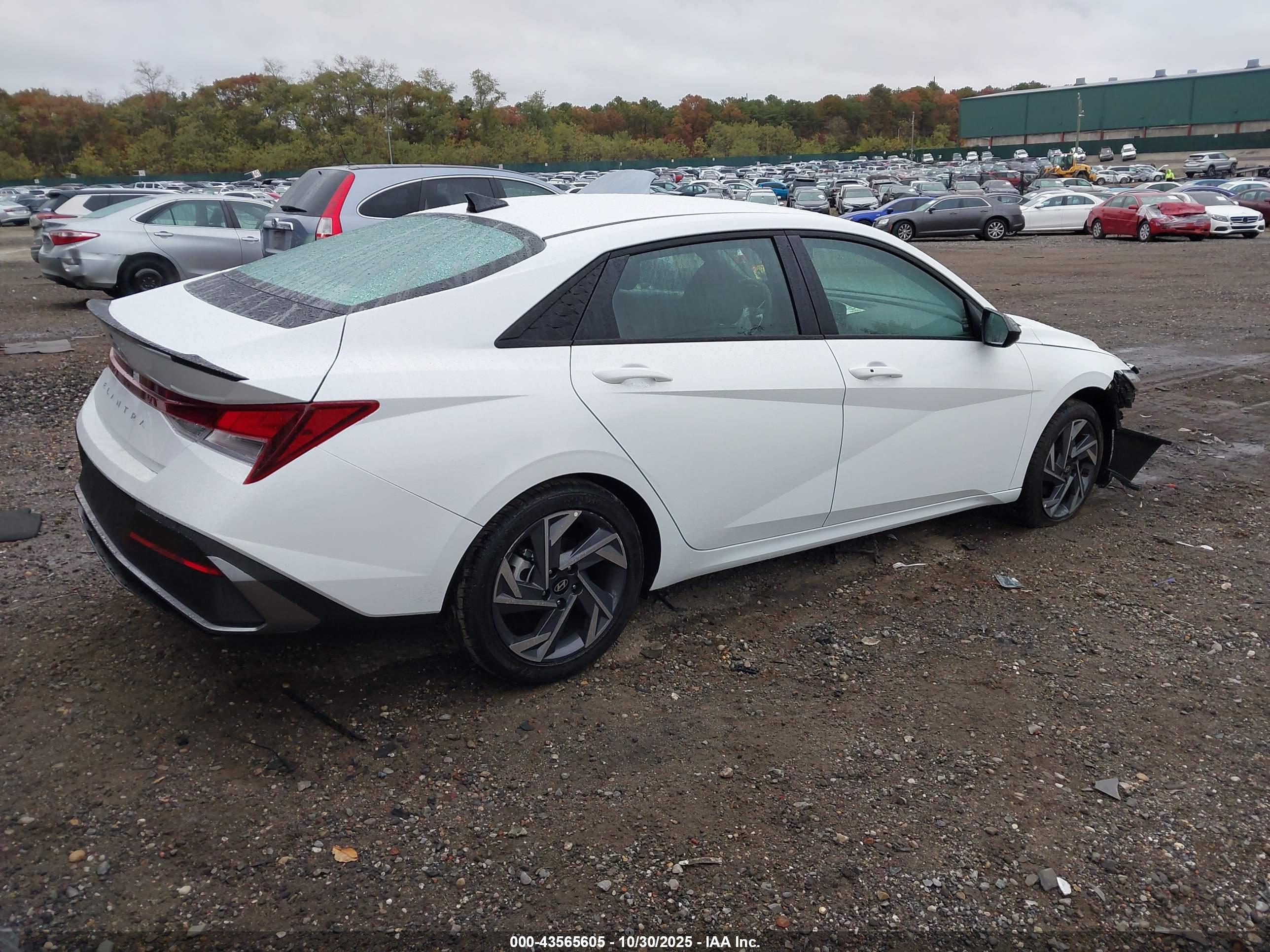 HYUNDAI ELANTRA image 4