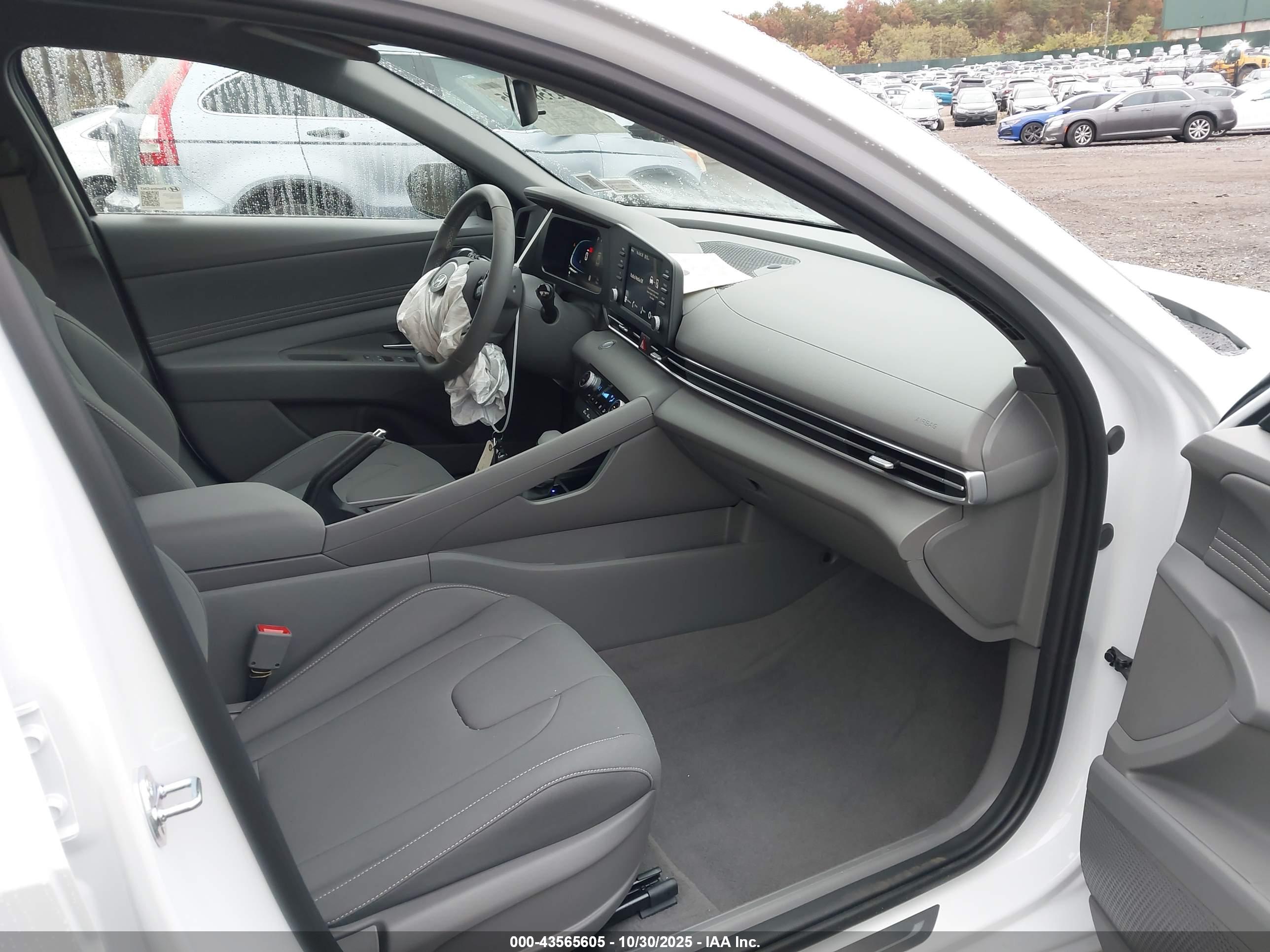 HYUNDAI ELANTRA image 5