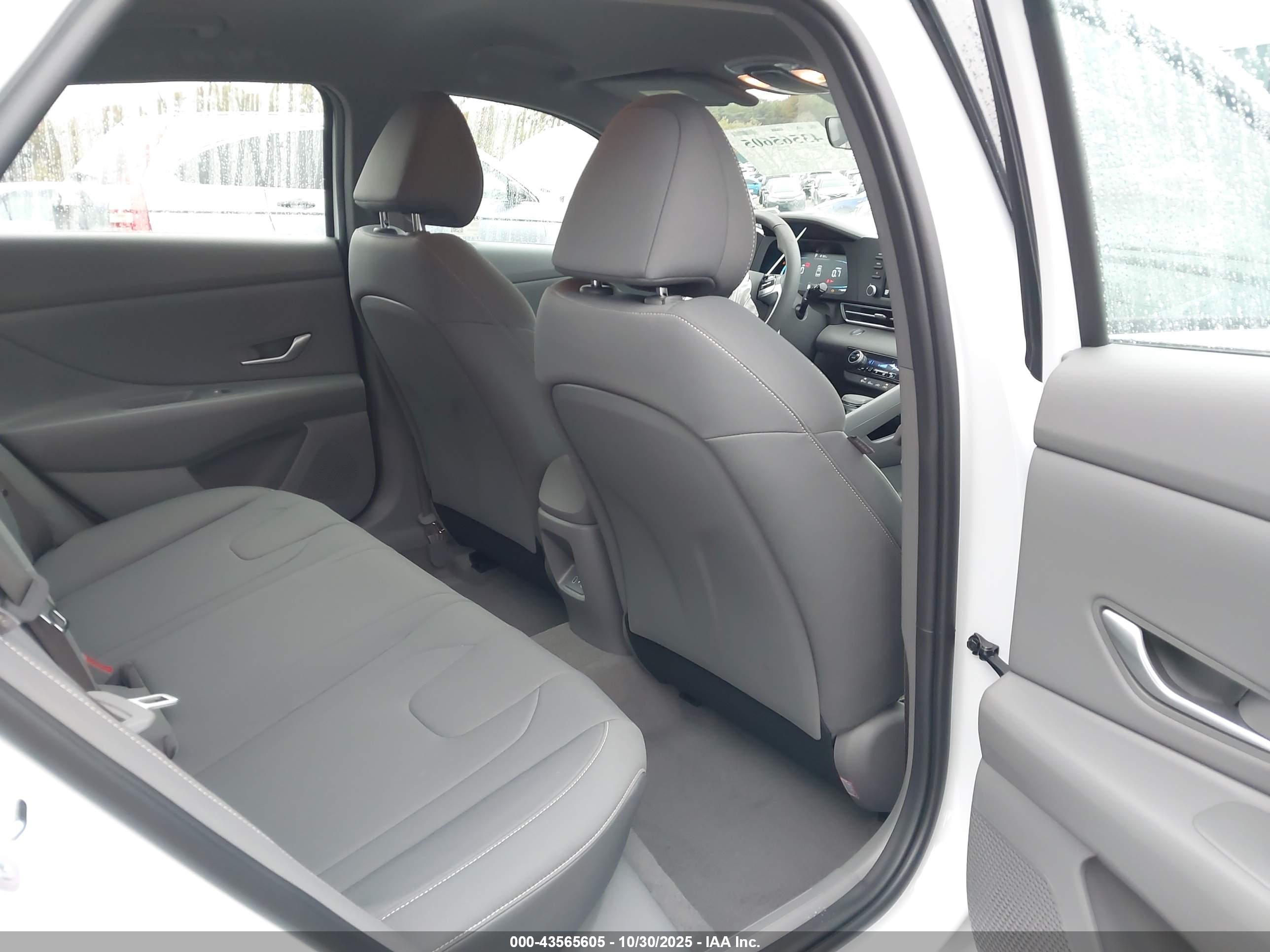HYUNDAI ELANTRA image 8