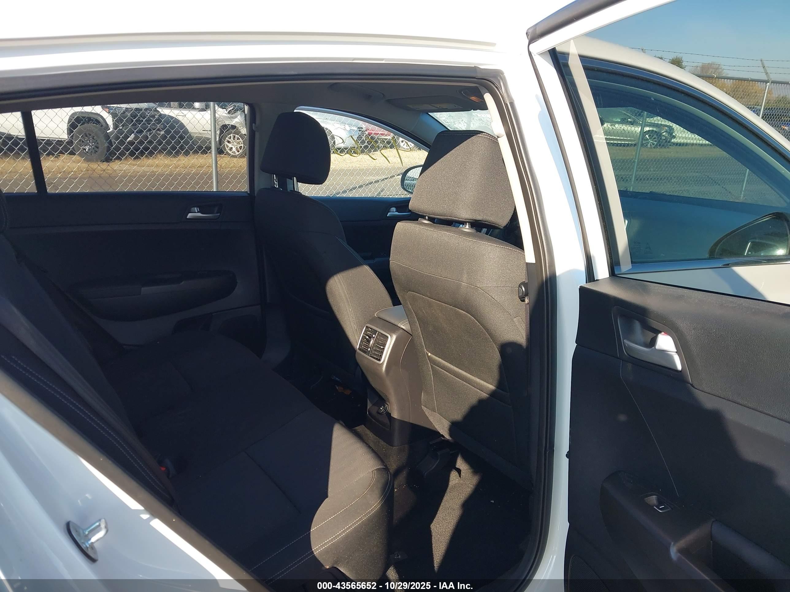 KIA SPORTAGE image 8