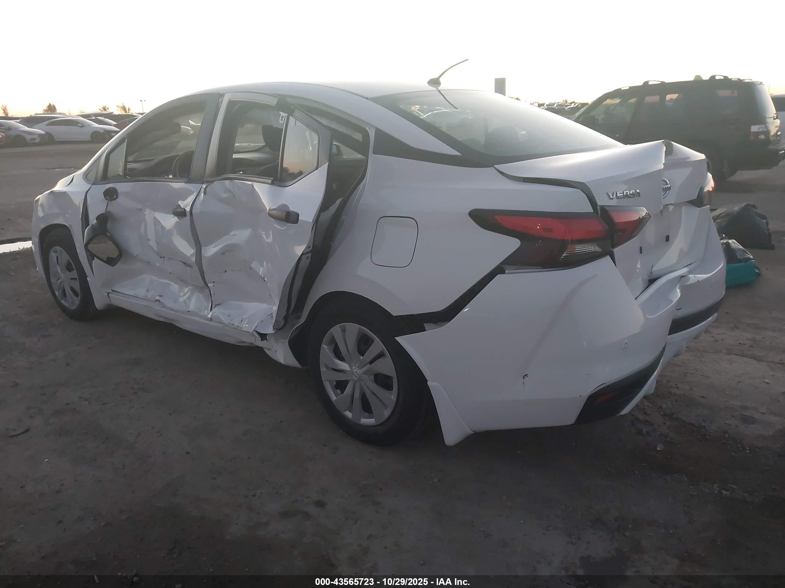 NISSAN VERSA image 3