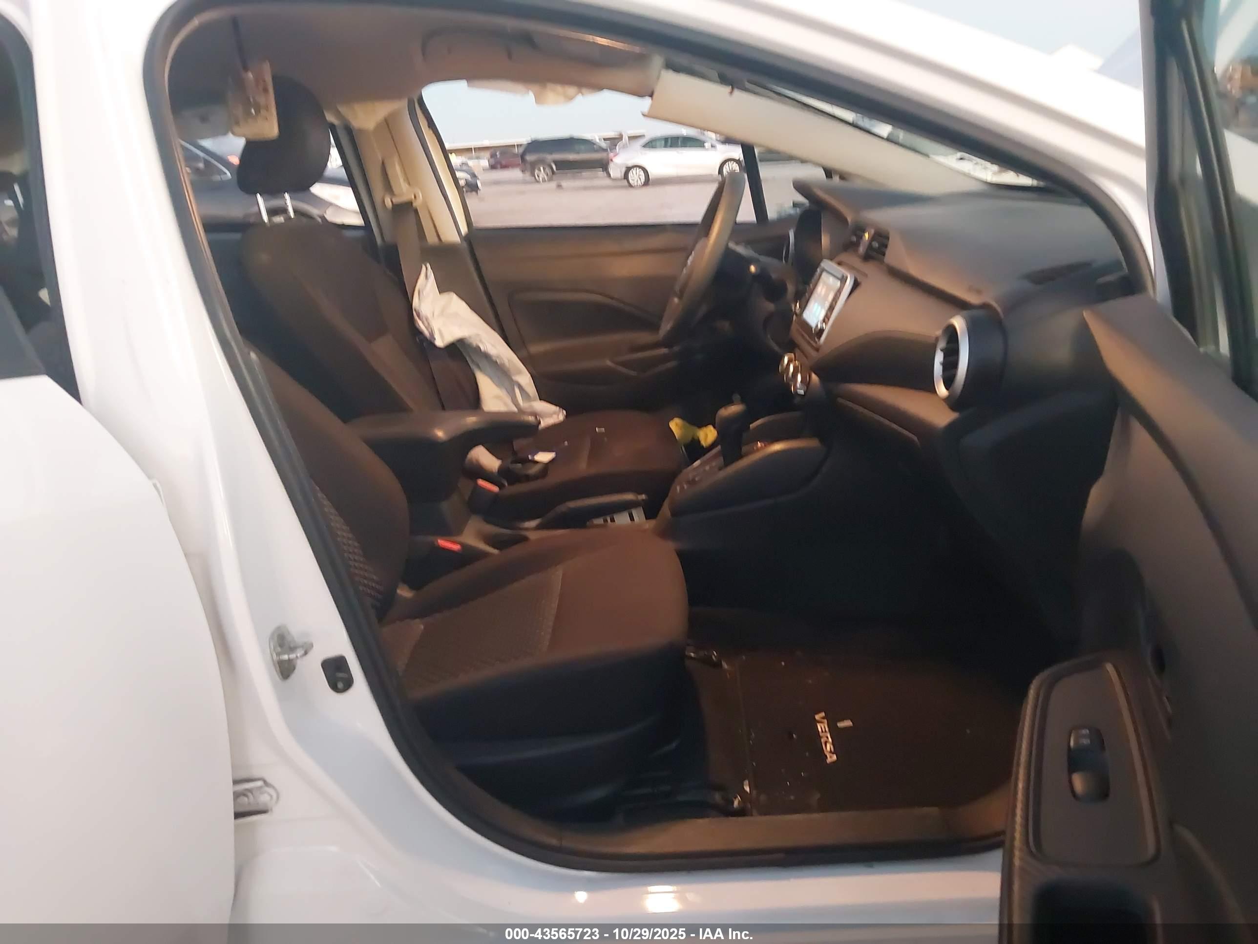 NISSAN VERSA image 5