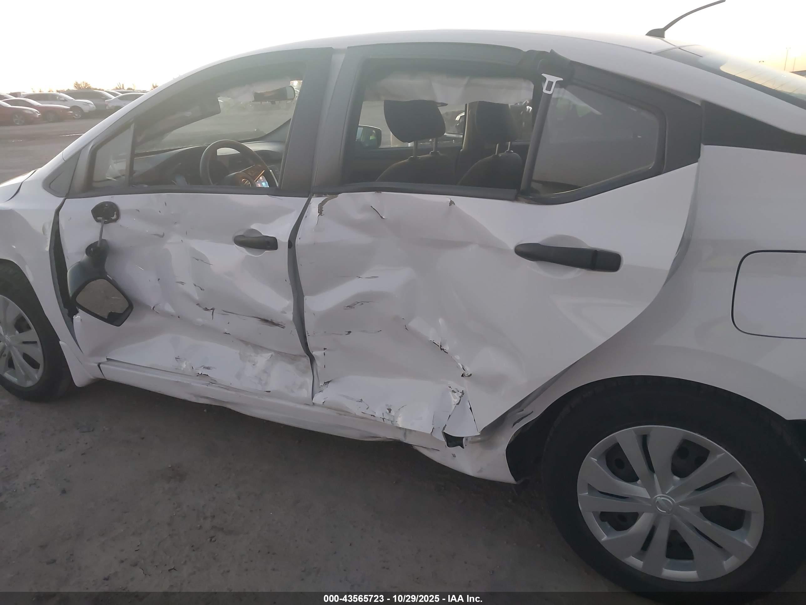 NISSAN VERSA image 6