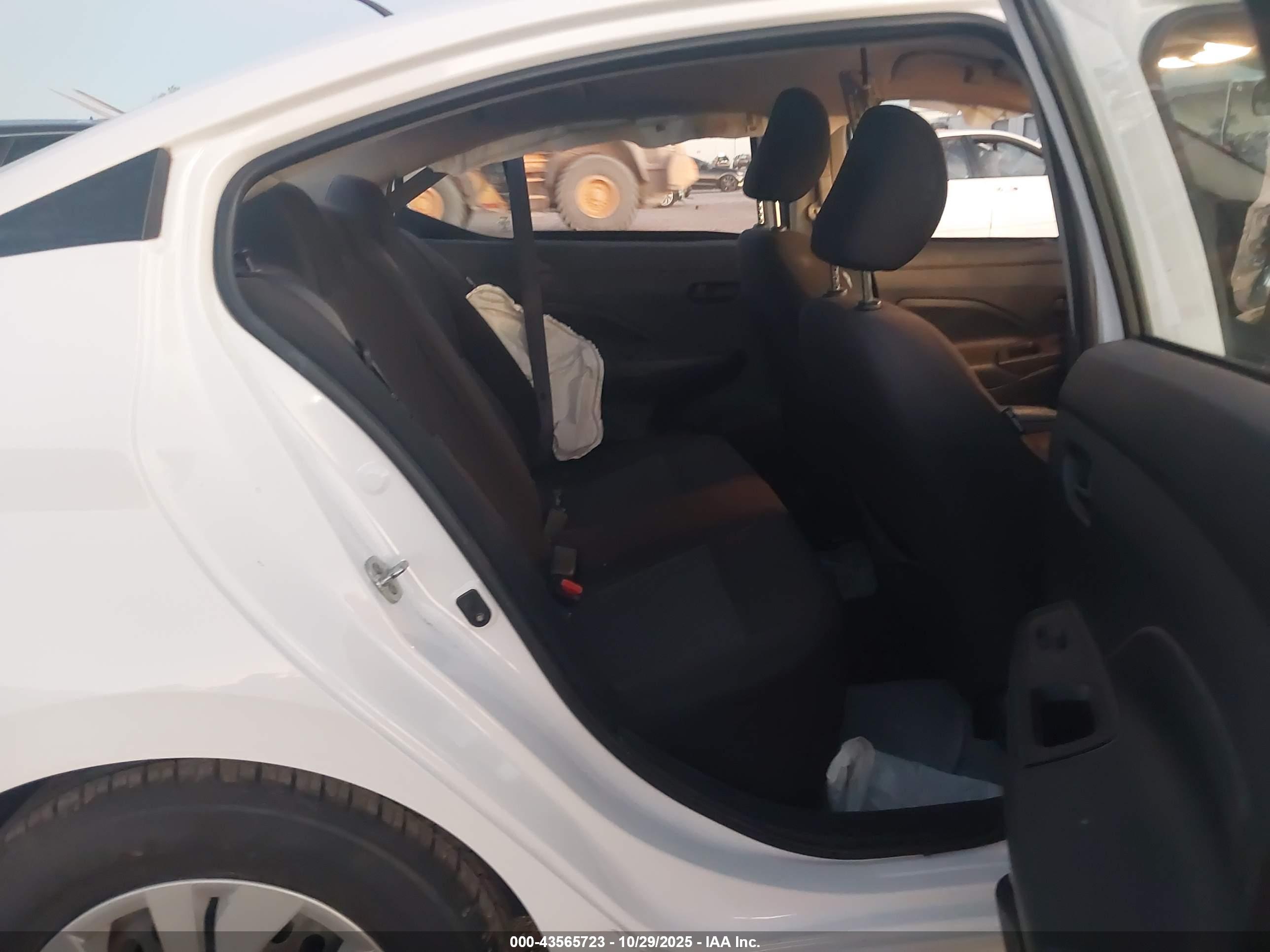 NISSAN VERSA image 8