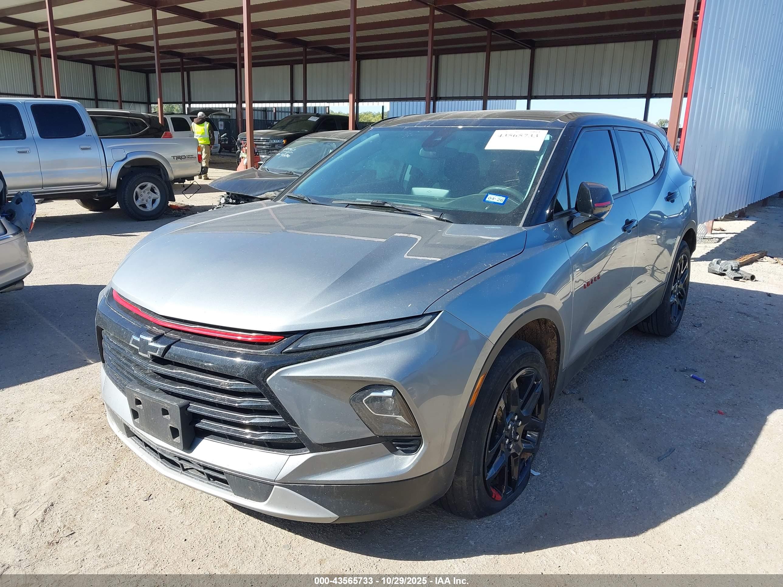 CHEVROLET BLAZER image 2
