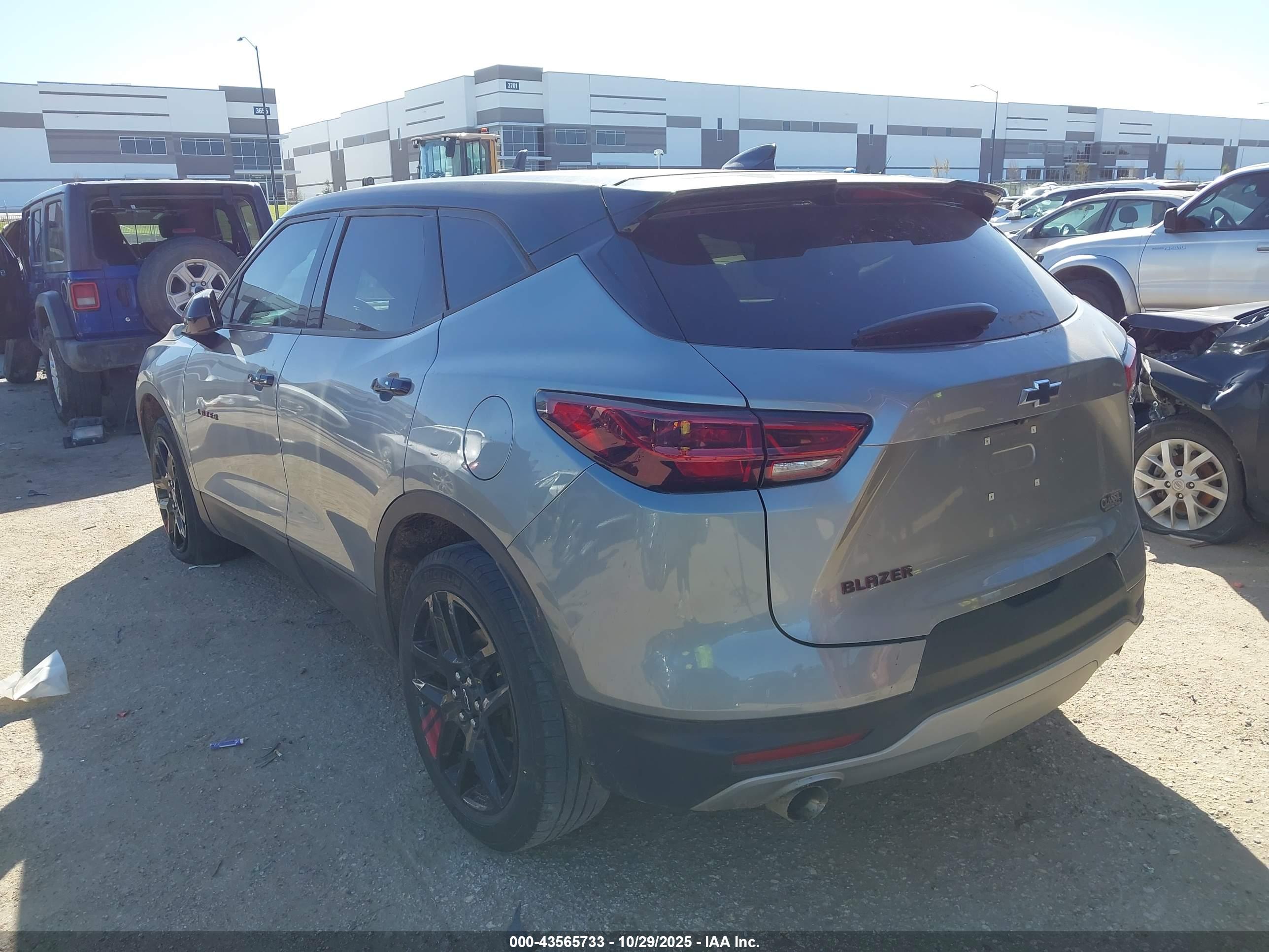 CHEVROLET BLAZER image 3