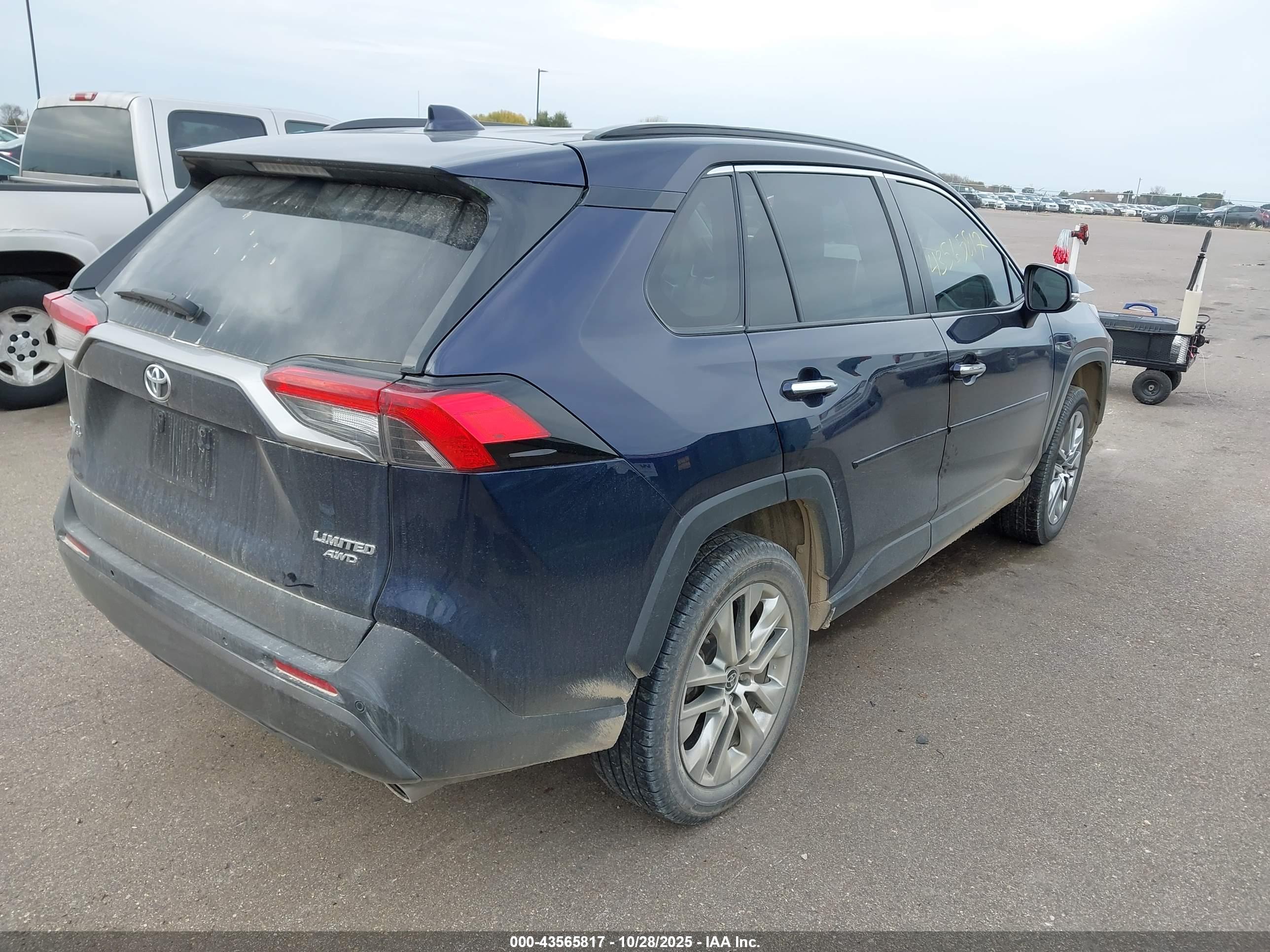 TOYOTA RAV4 image 4