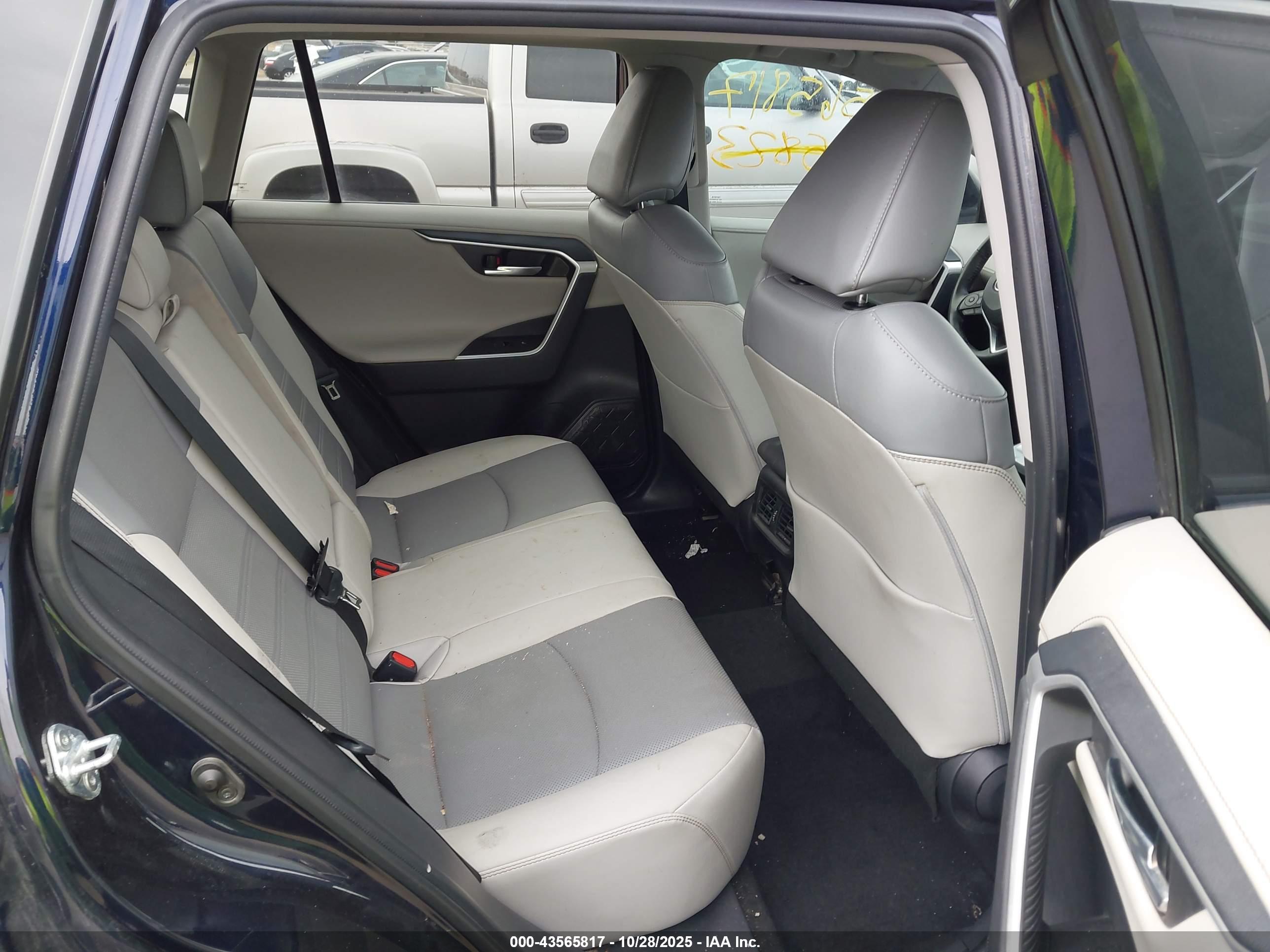 TOYOTA RAV4 image 8