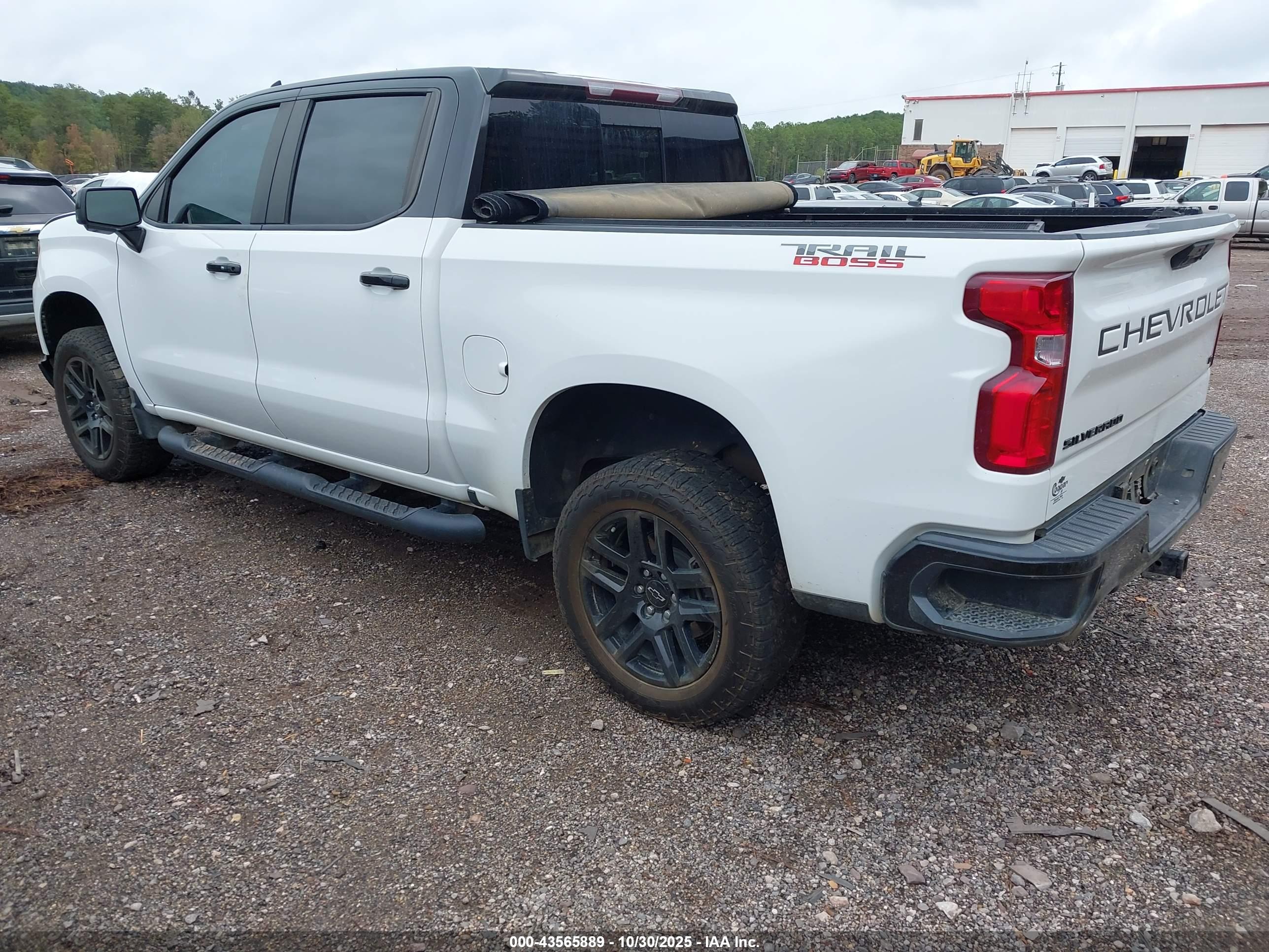CHEVROLET SILVERADO image 3