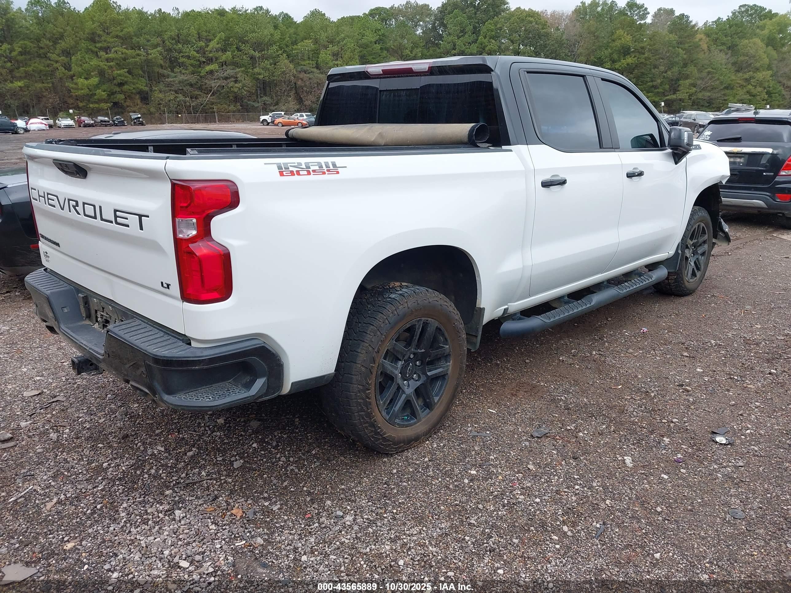CHEVROLET SILVERADO image 4