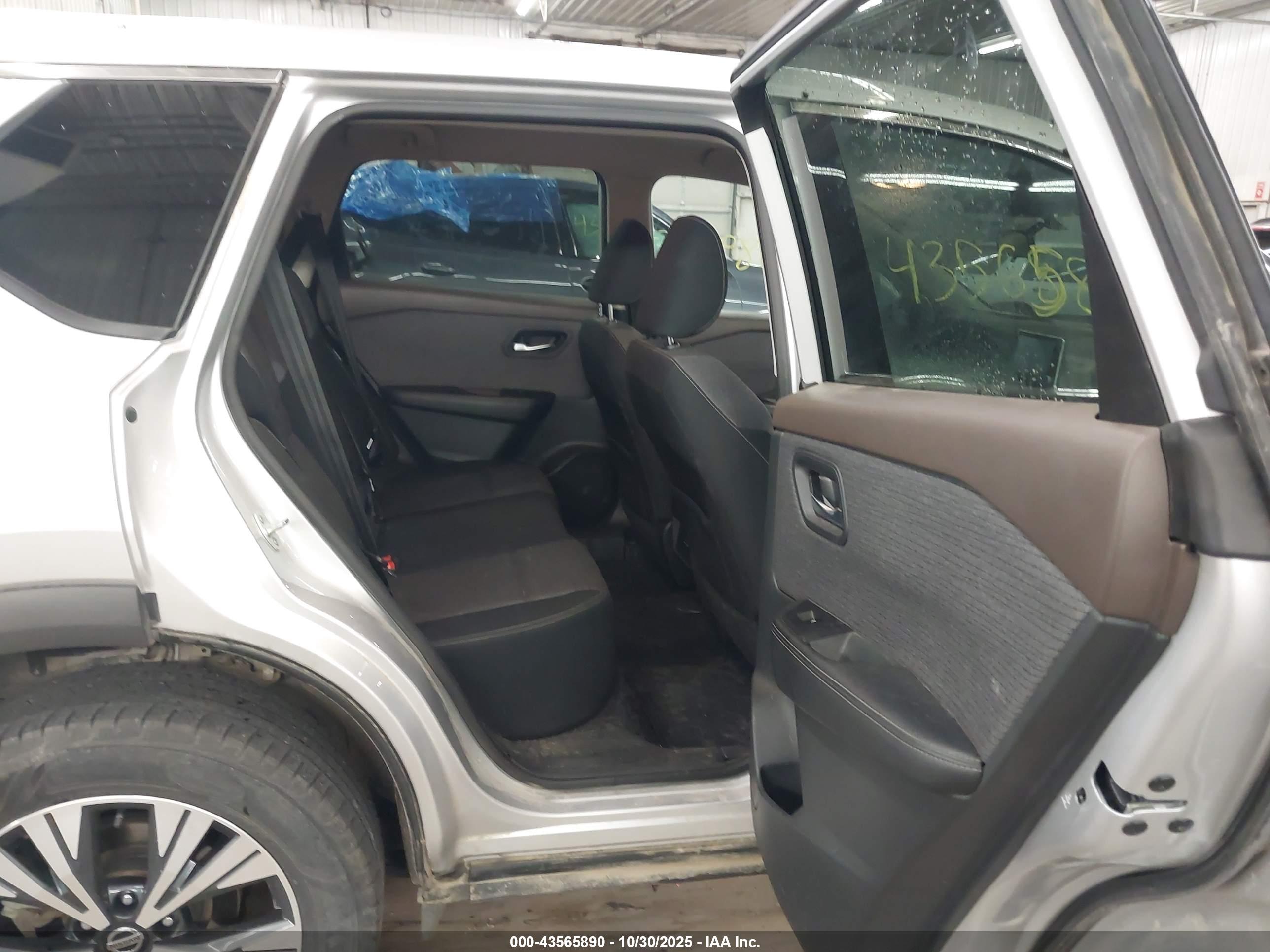 NISSAN ROGUE image 8