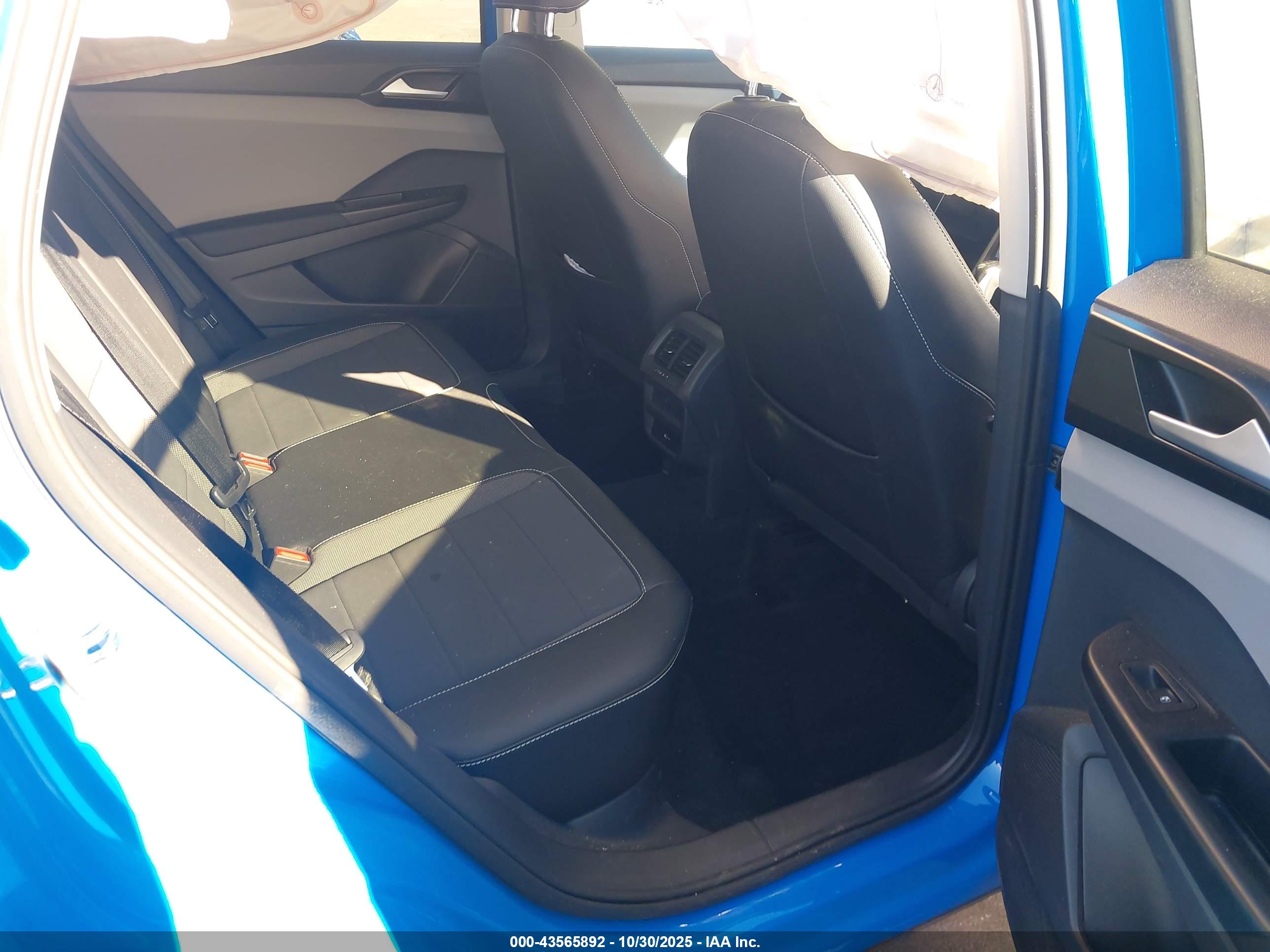 VOLKSWAGEN TAOS image 8