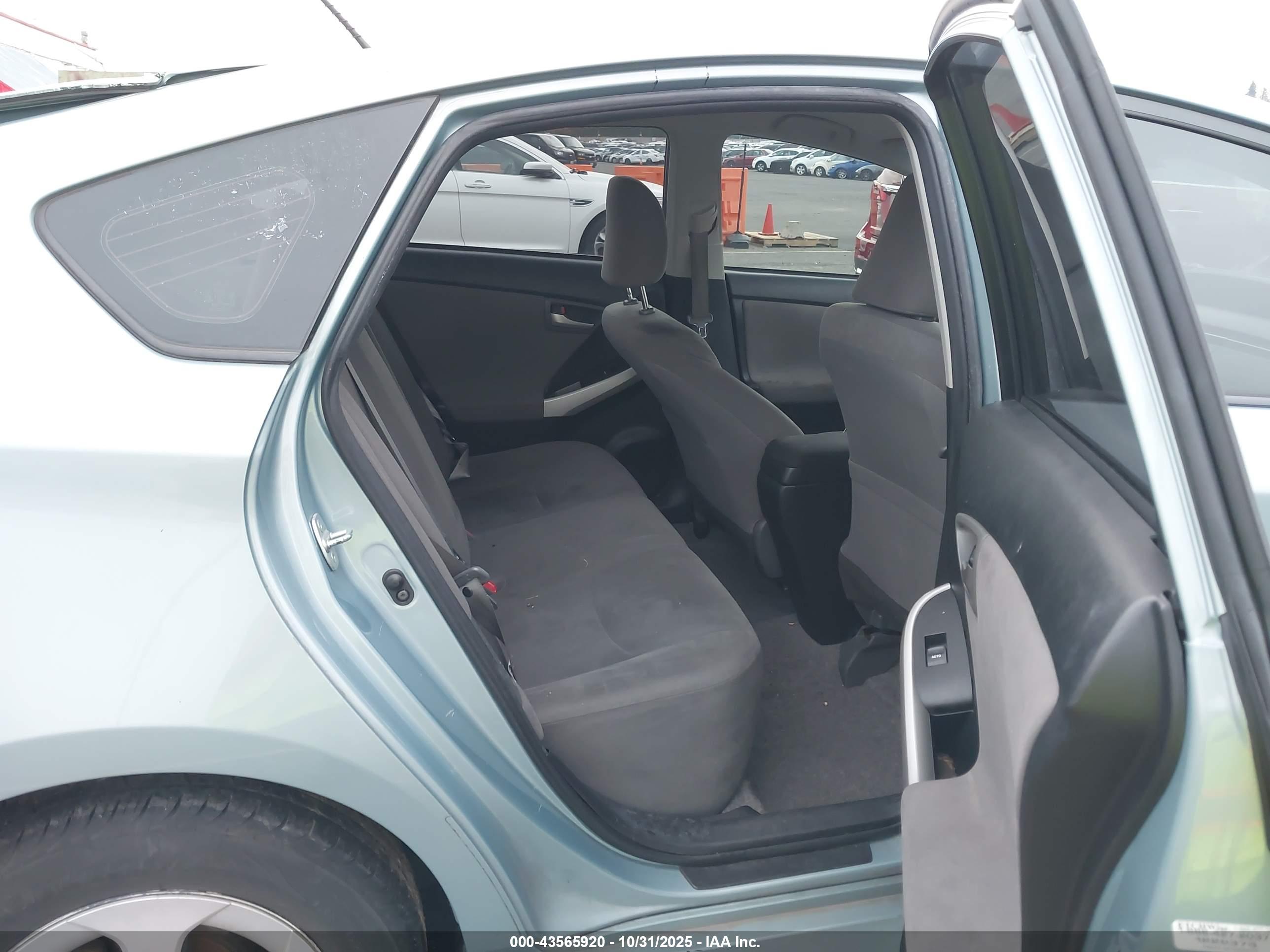 TOYOTA PRIUS image 8