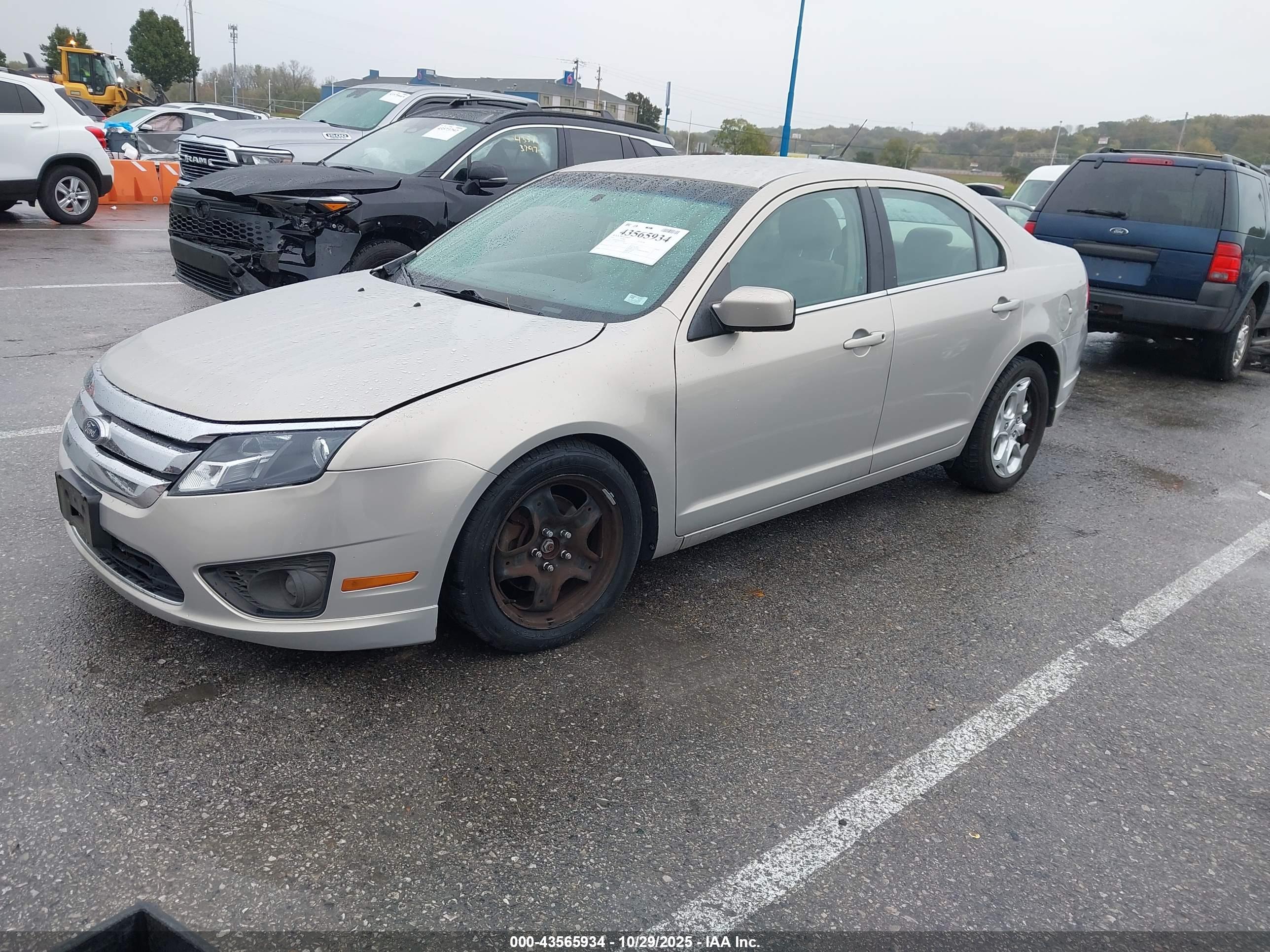 FORD FUSION image 2
