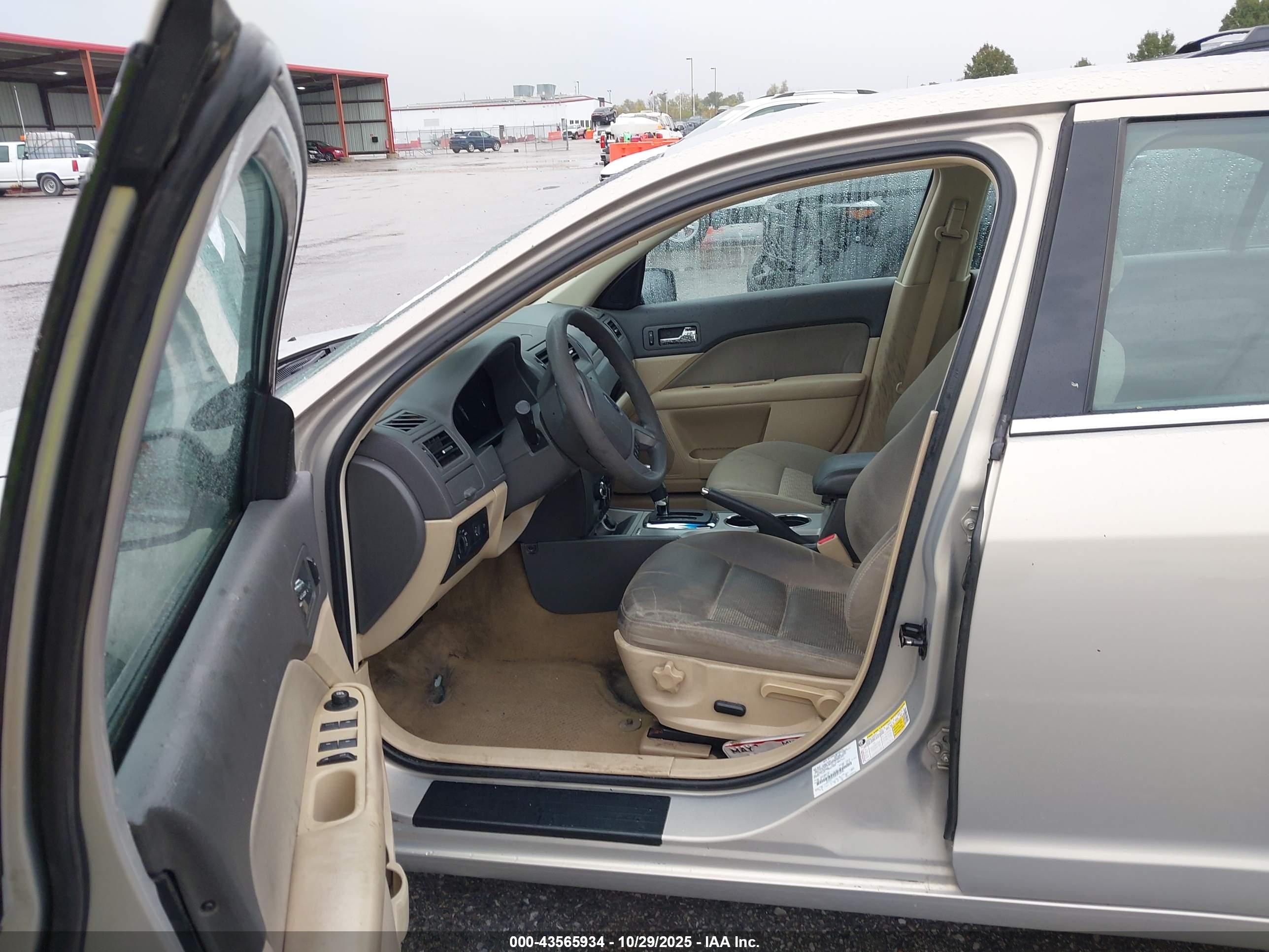 FORD FUSION image 5