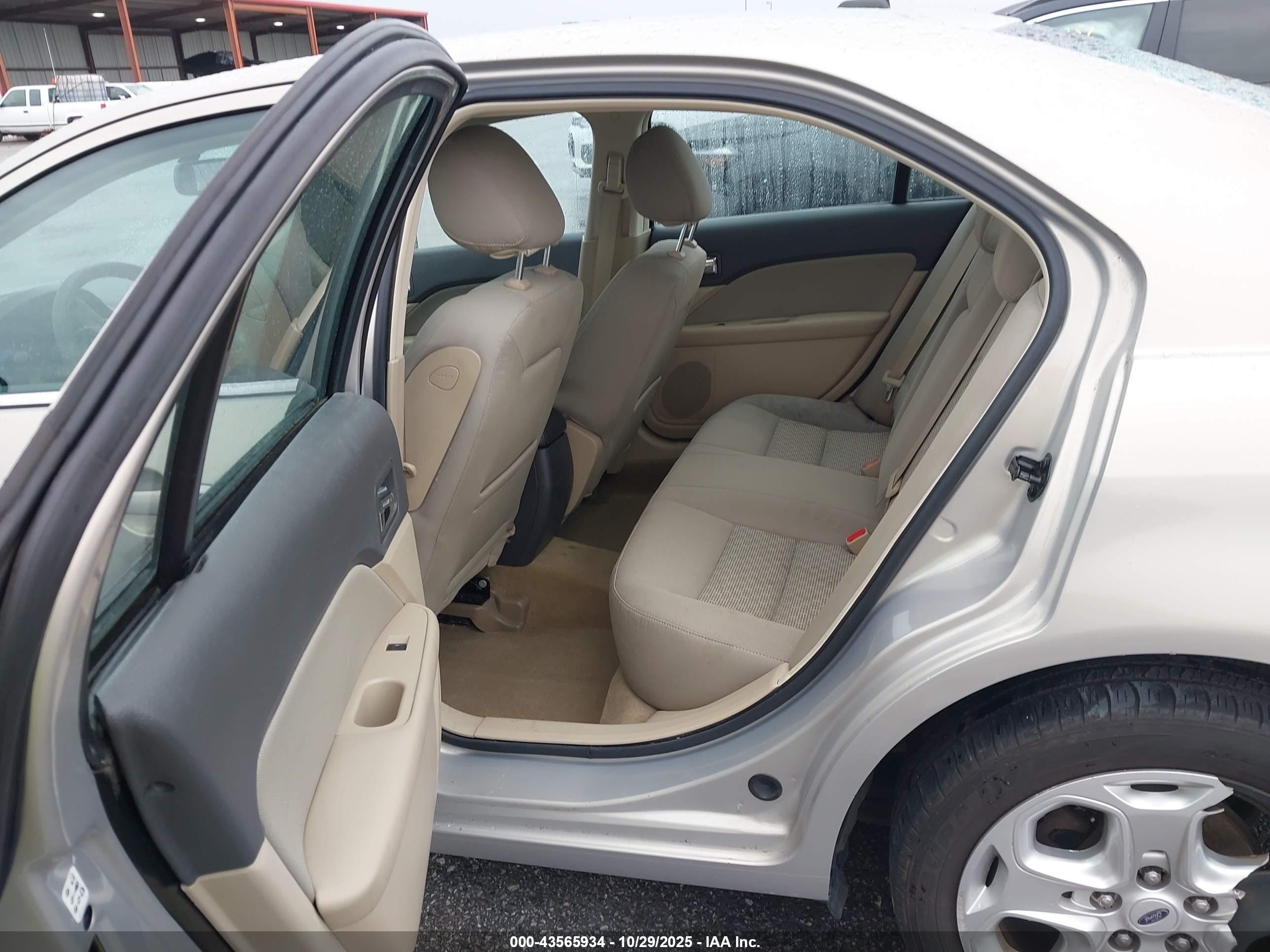 FORD FUSION image 8