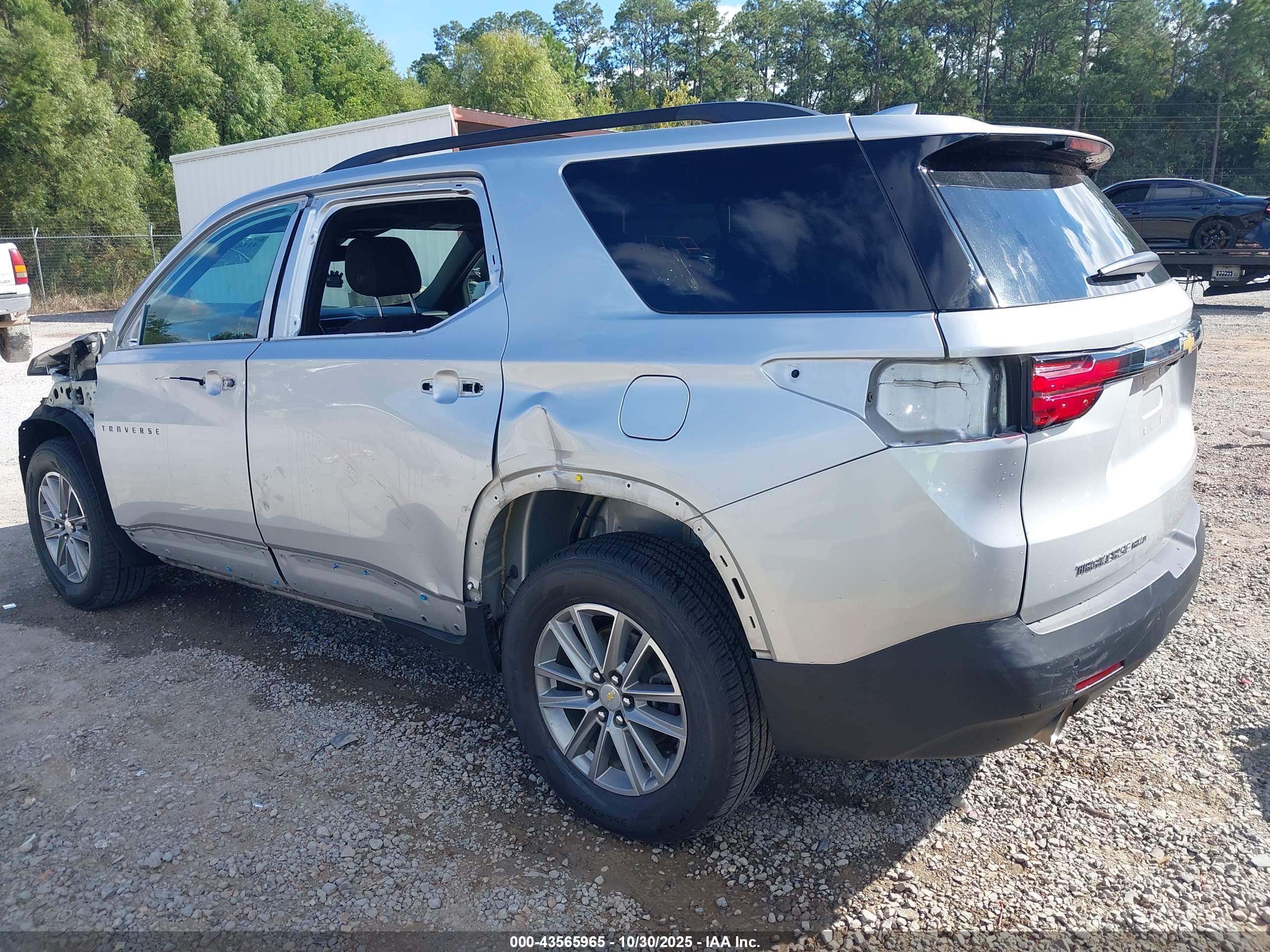 CHEVROLET TRAVERSE image 3