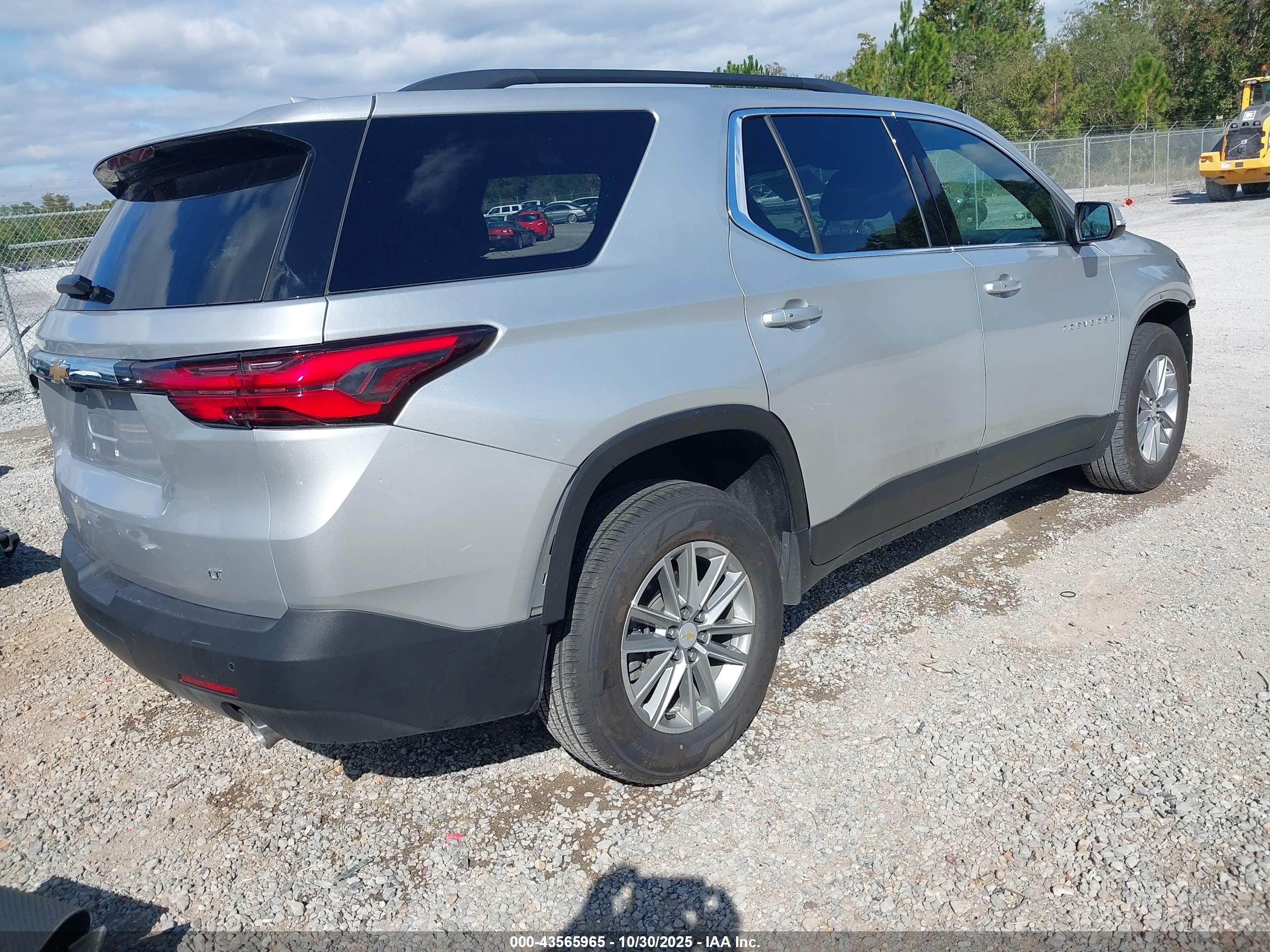 CHEVROLET TRAVERSE image 4