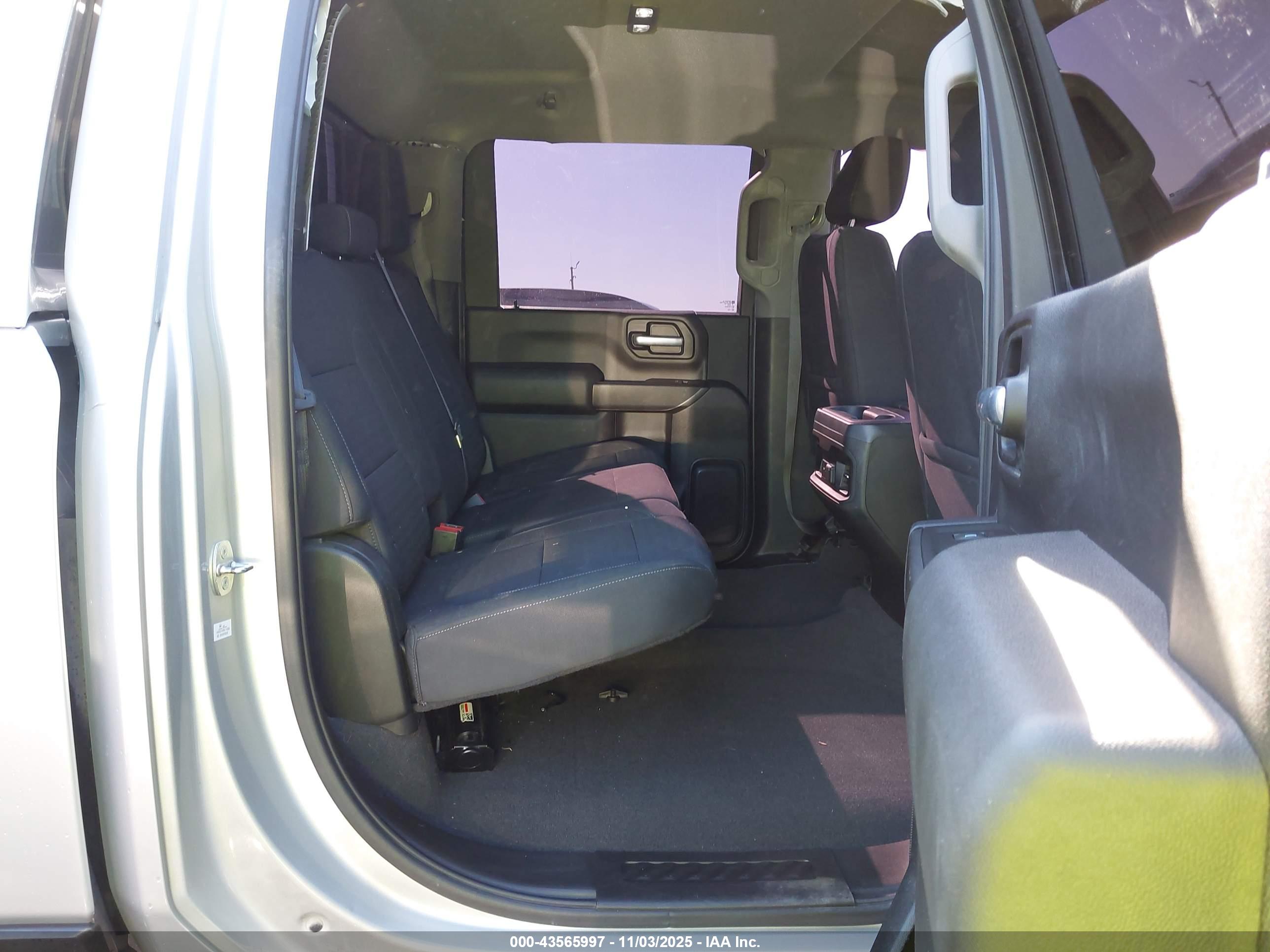 CHEVROLET SILVERADO image 7