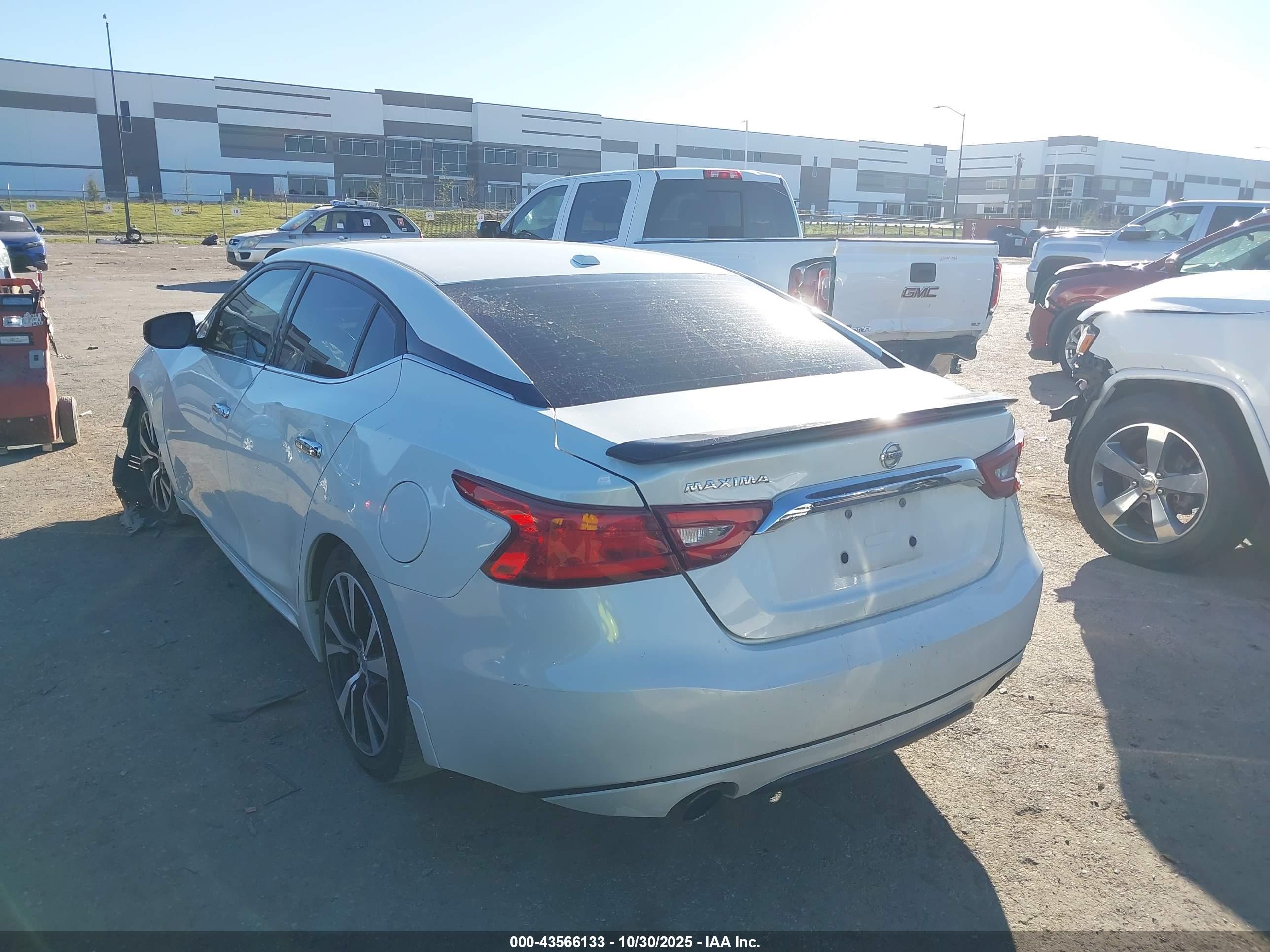 NISSAN MAXIMA image 3